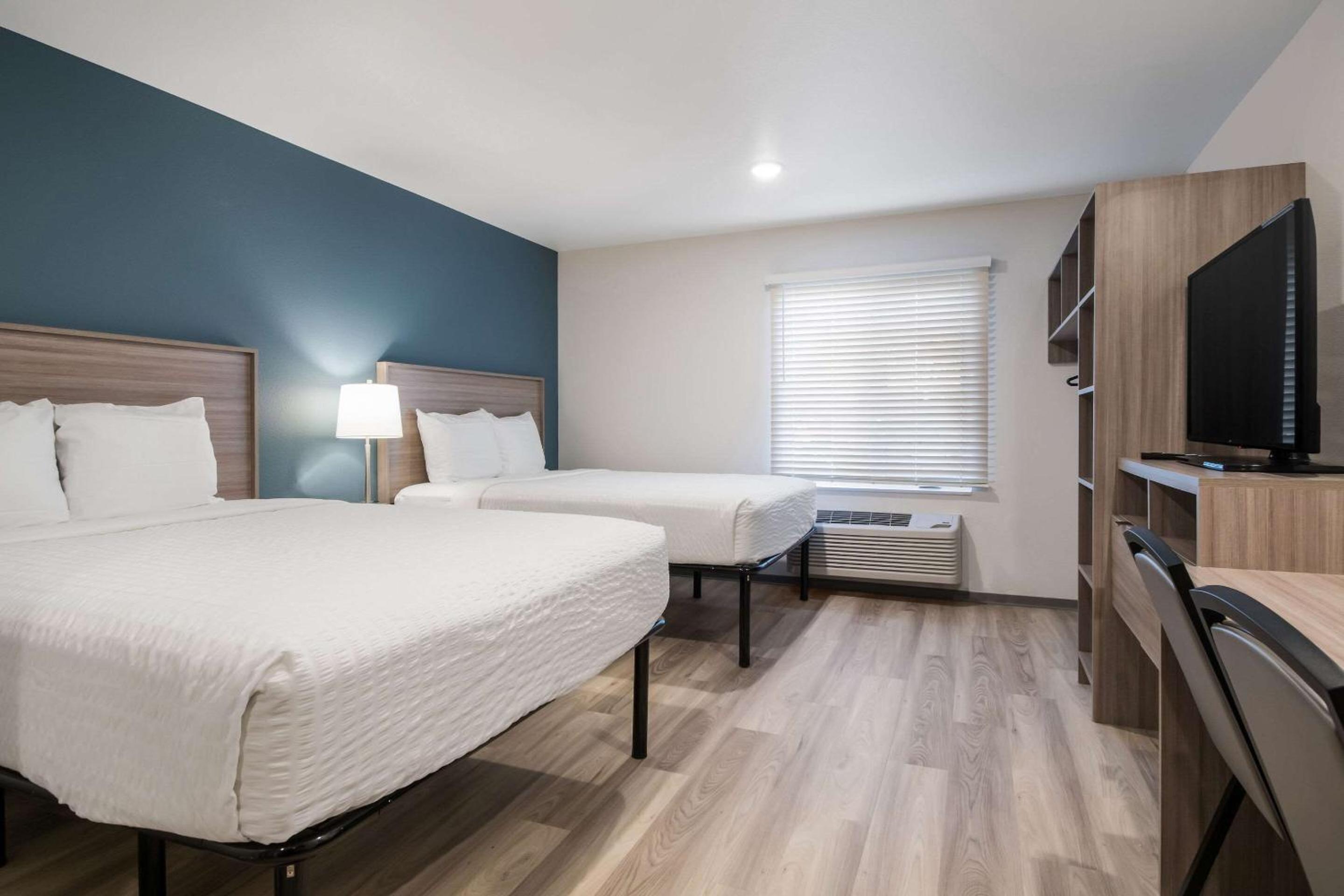 Standard Queen Room with Two Queen Beds - Non Smoking  - Photo 9