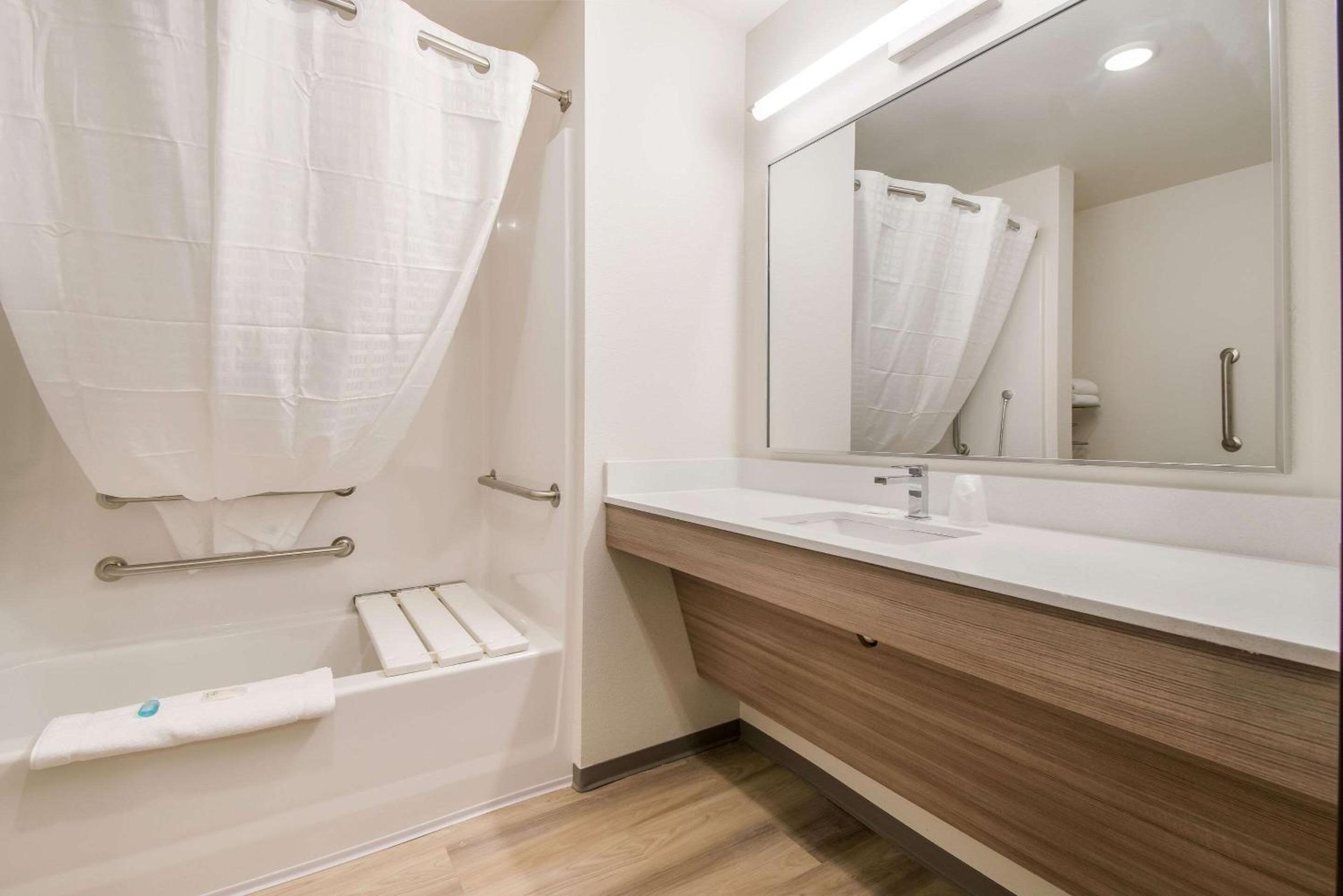Queen Room with2 Queen Beds and Accessible Tub - Accessible/Non Smoking photo 2