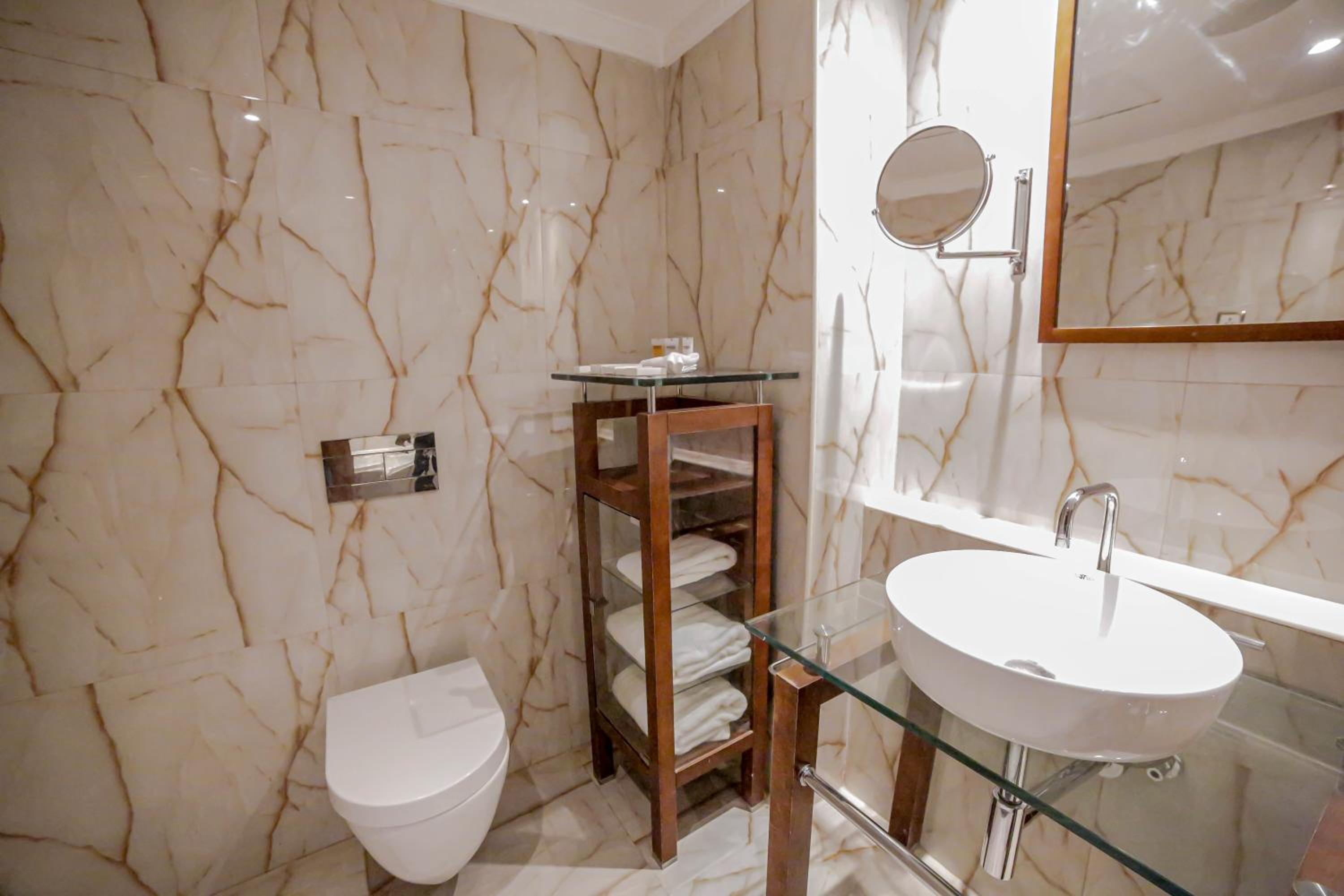 Executive Suite - Photo 7