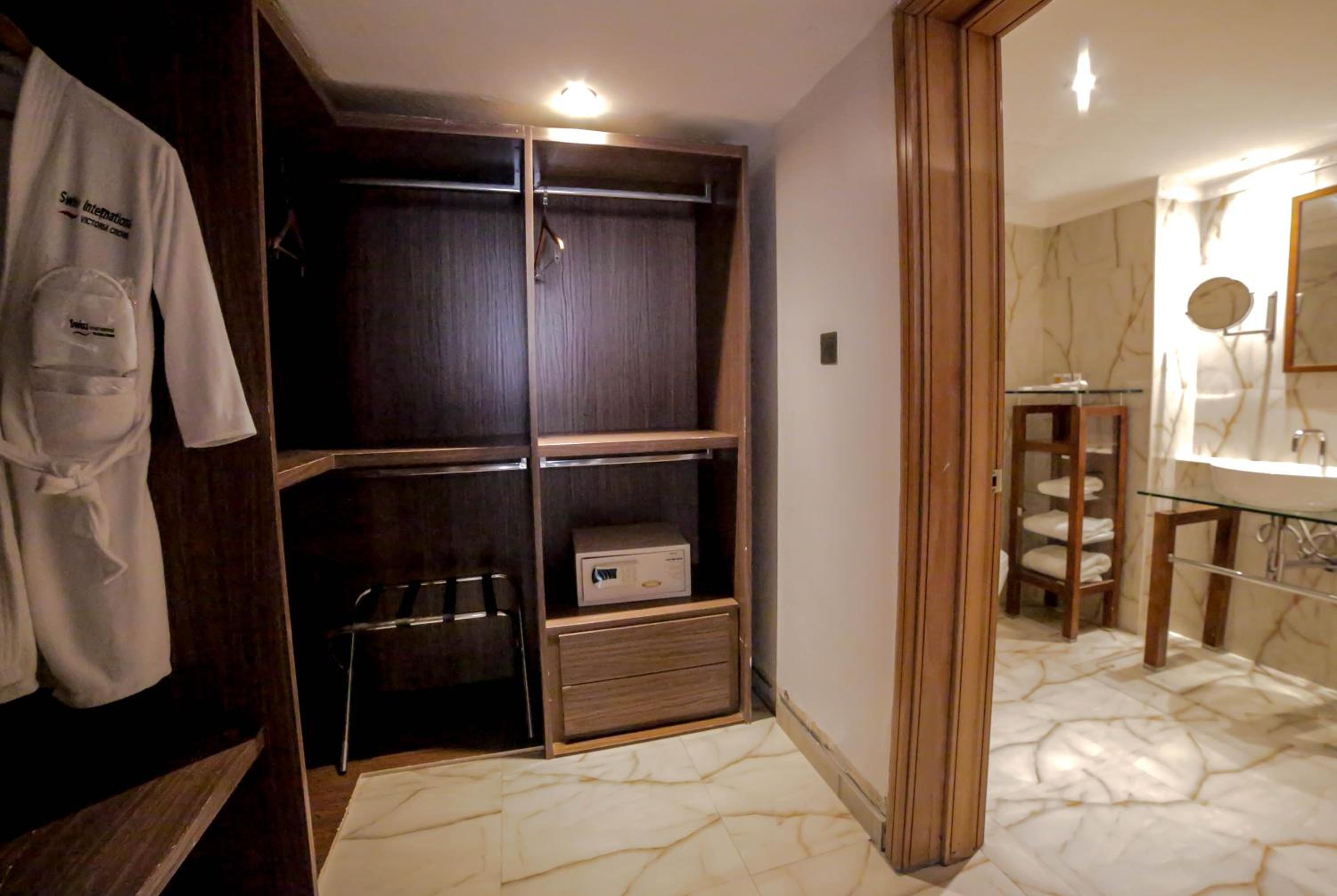 Executive Suite - Photo 2