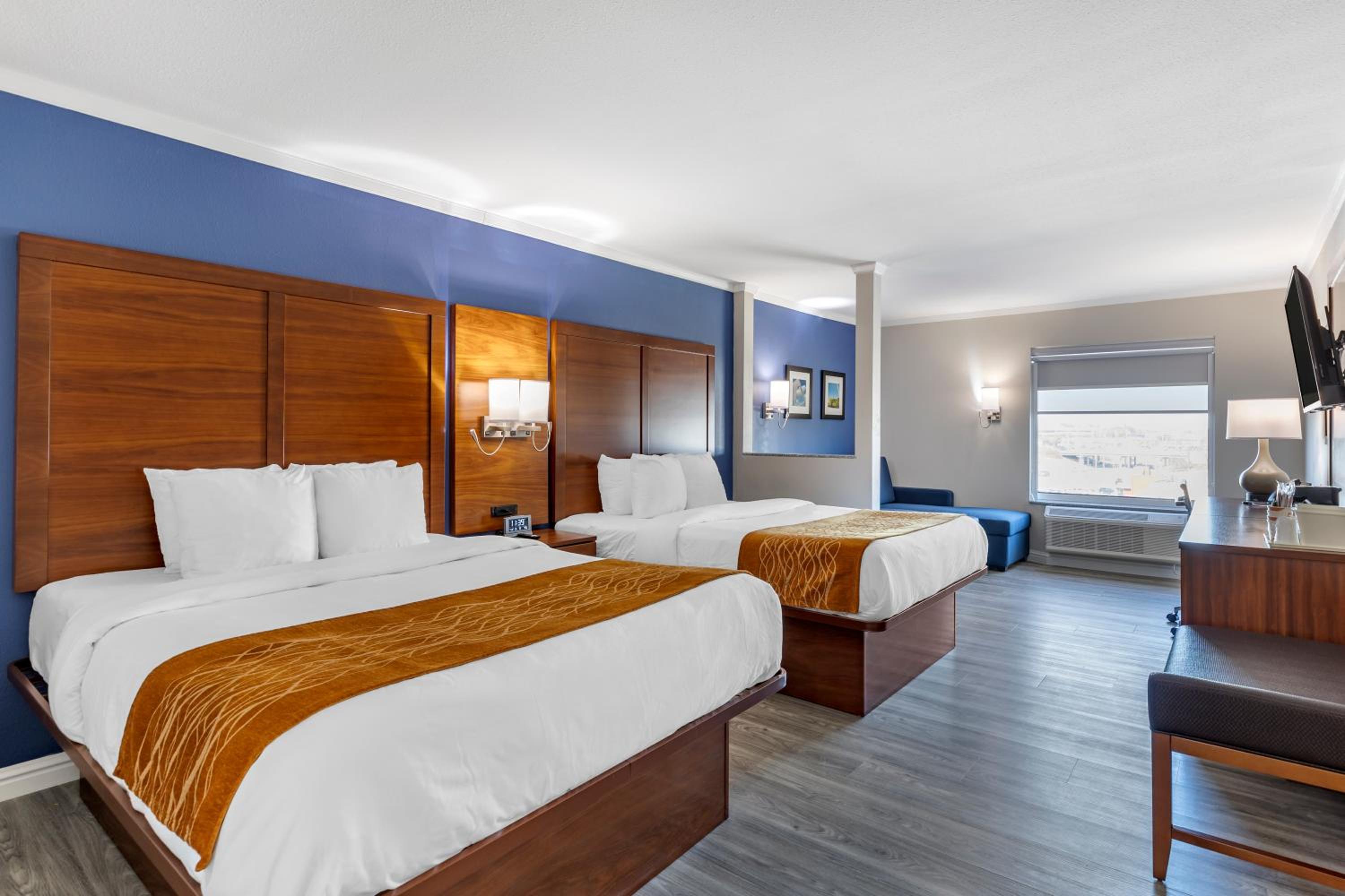 Queen Suite with Two Queen Beds - Non Smoking - Photo 3