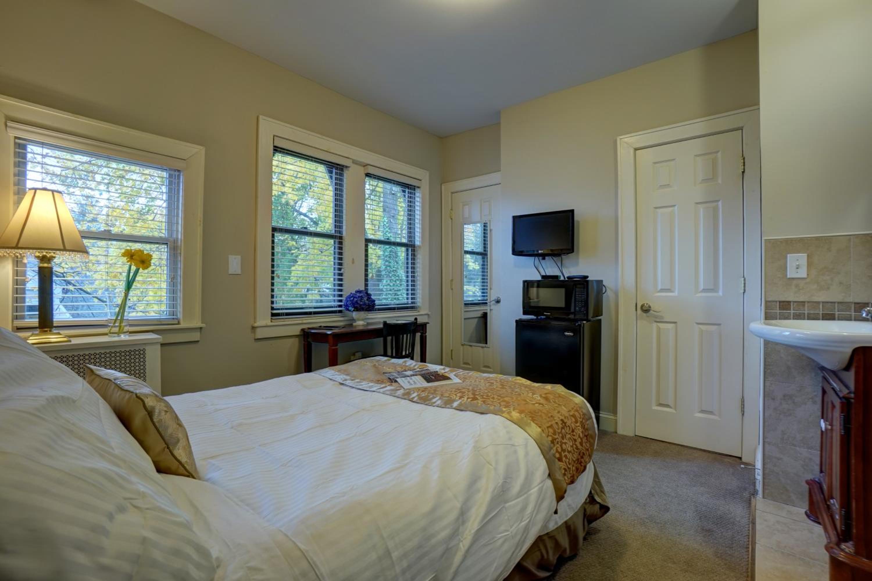 Deluxe Double Room with Bath photo 3