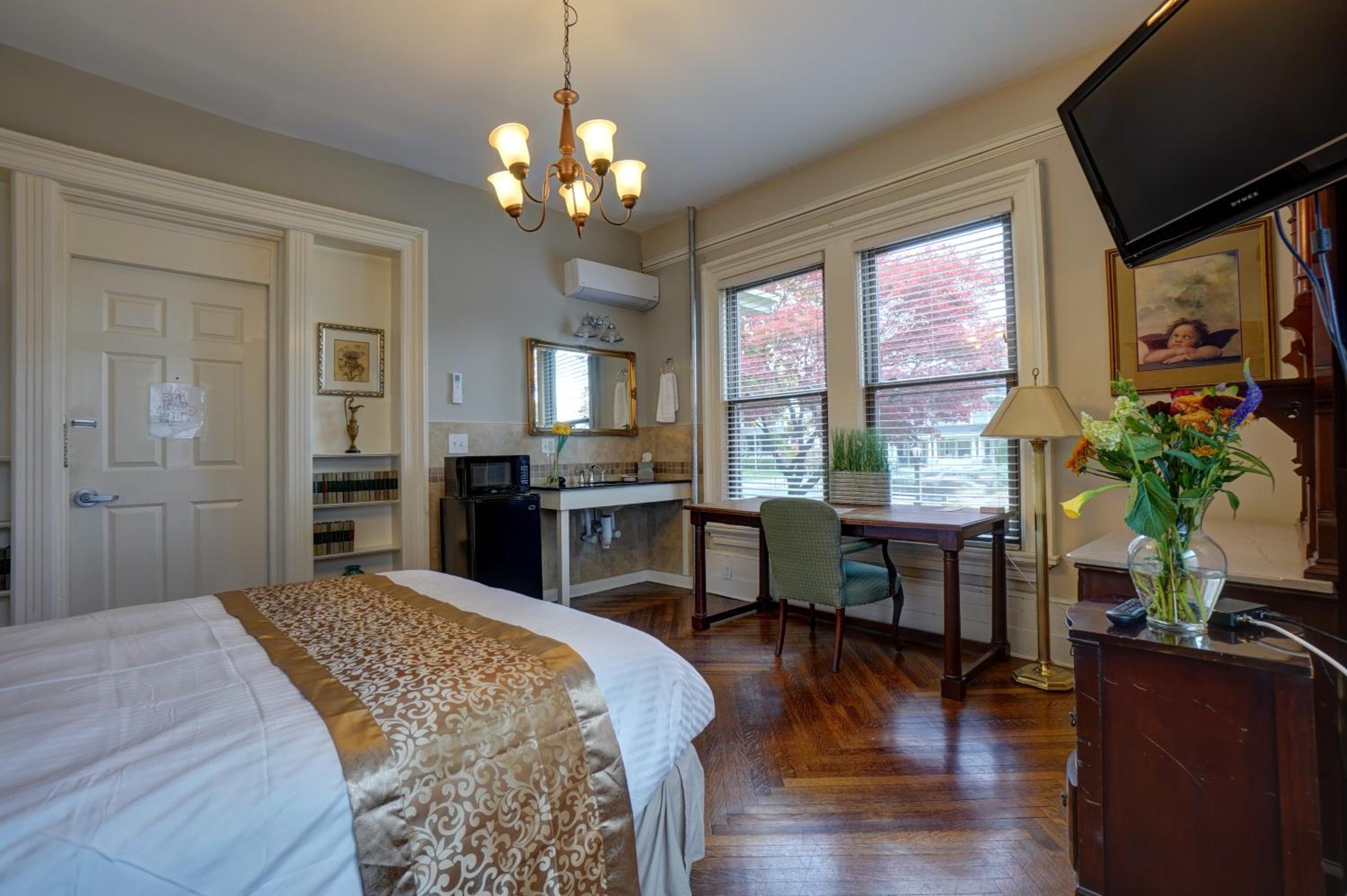 Queen Room - Disability Access photo 2