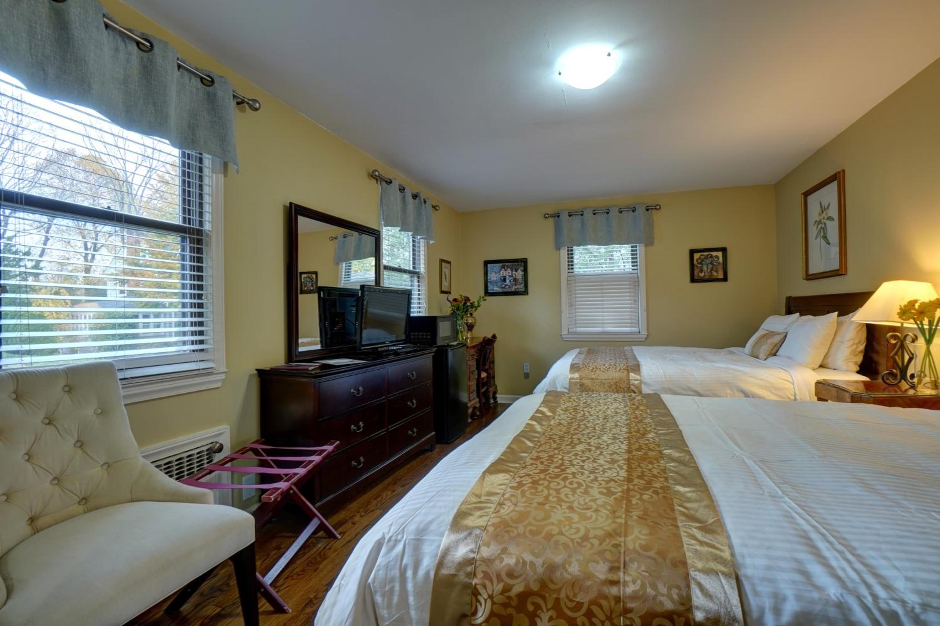 Queen Room with Two Queen Beds photo 2