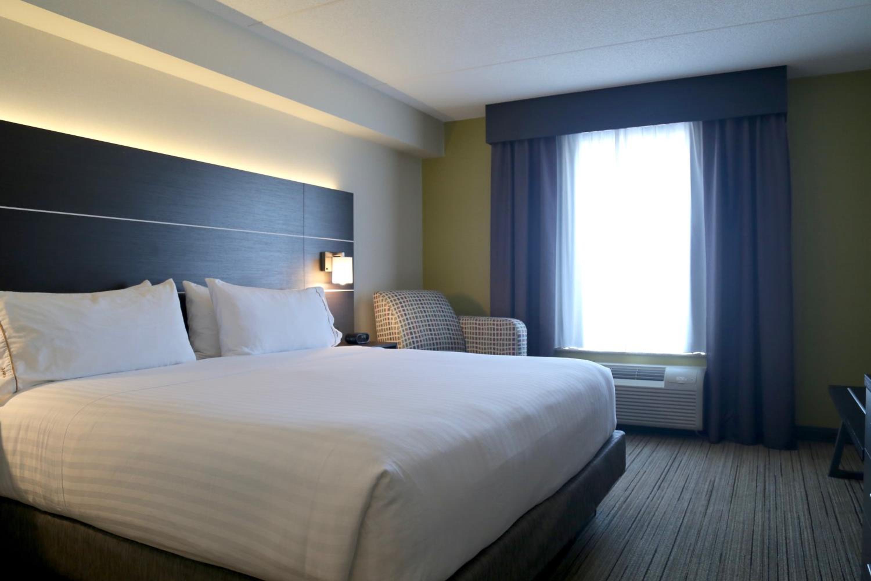 Standard King Room with Sofa Bed - Photo 6