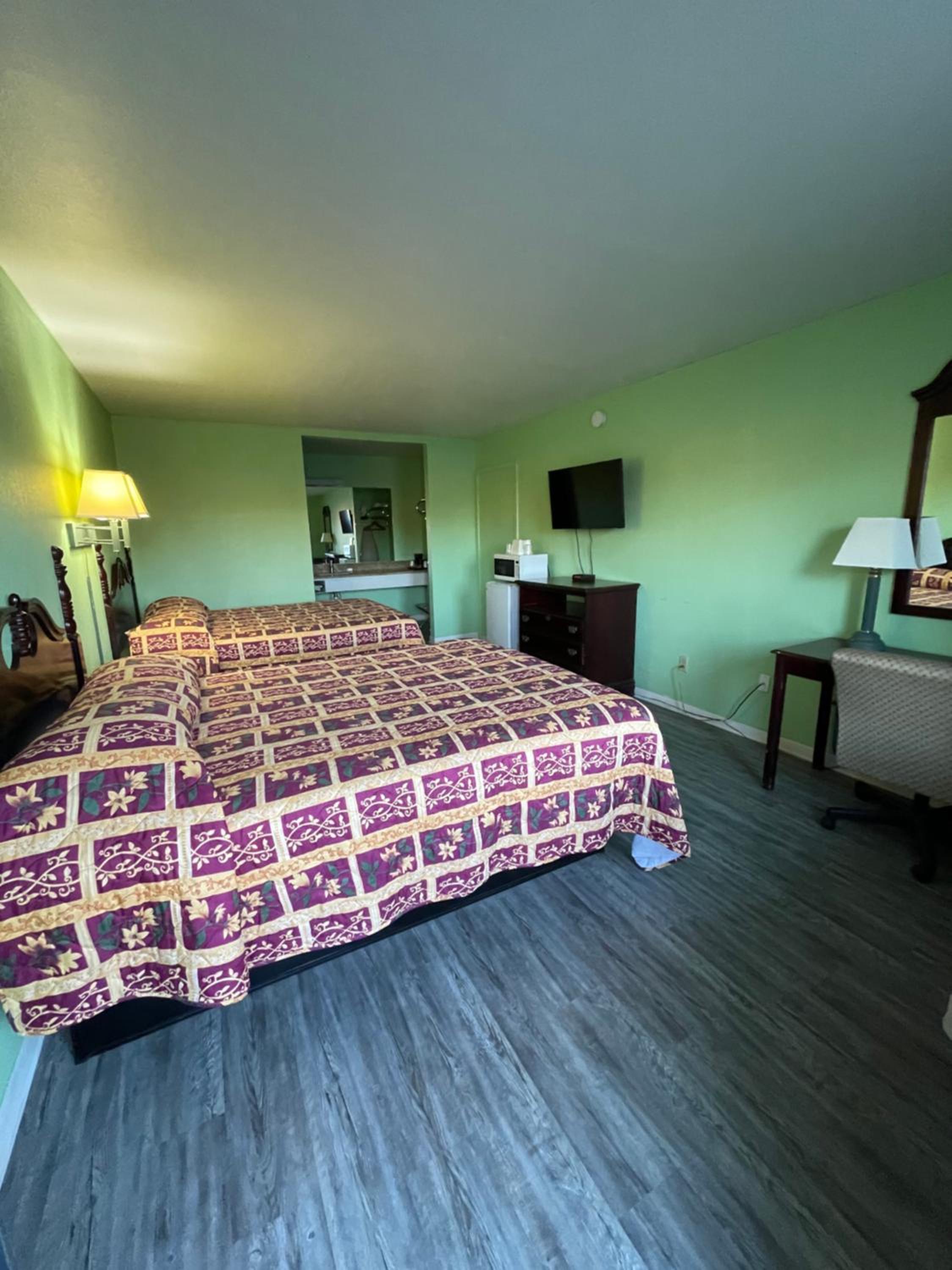 Queen Room with Two Queen Beds - Photo 3