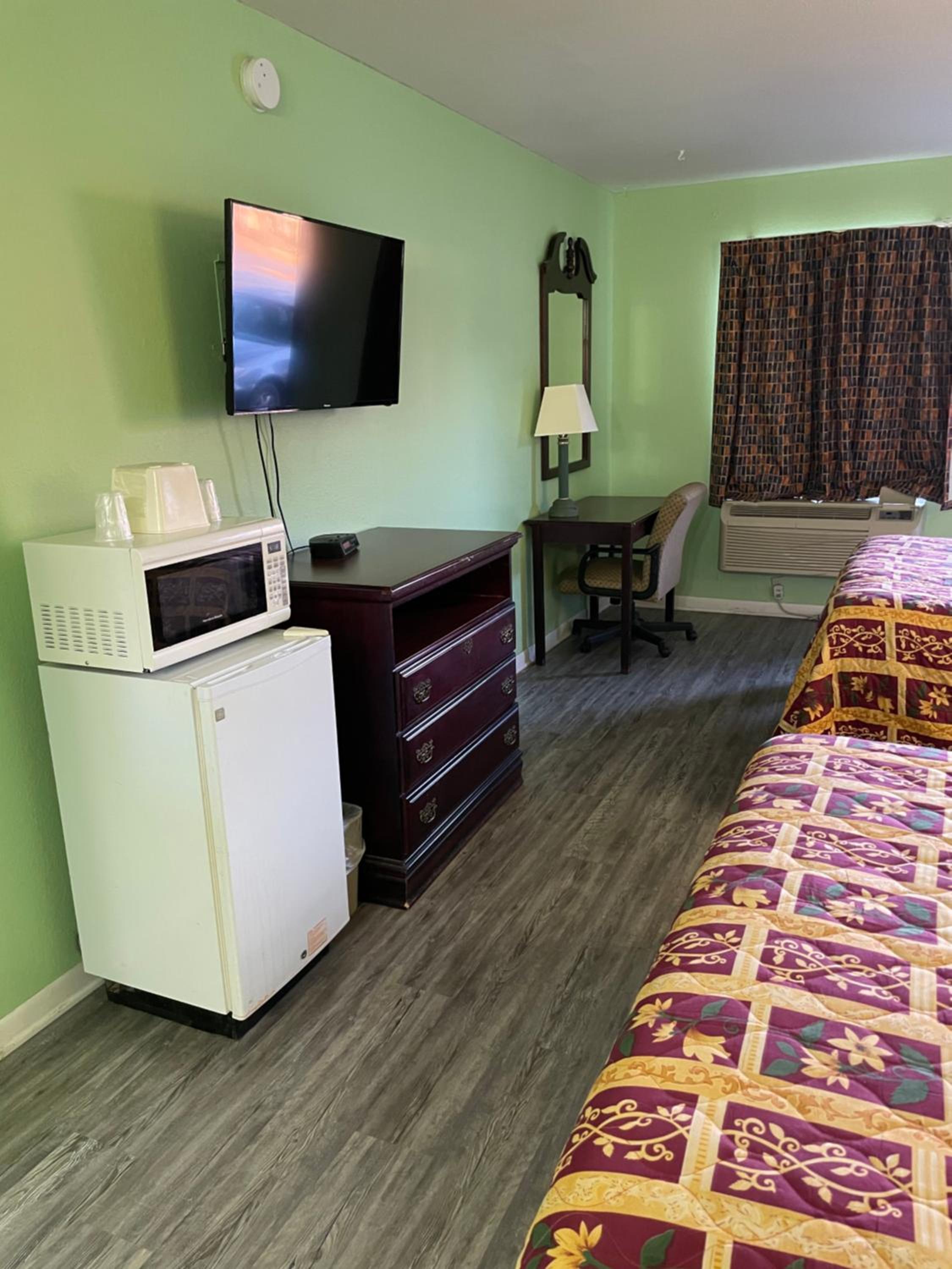 Queen Room with Two Queen Beds - Photo 4