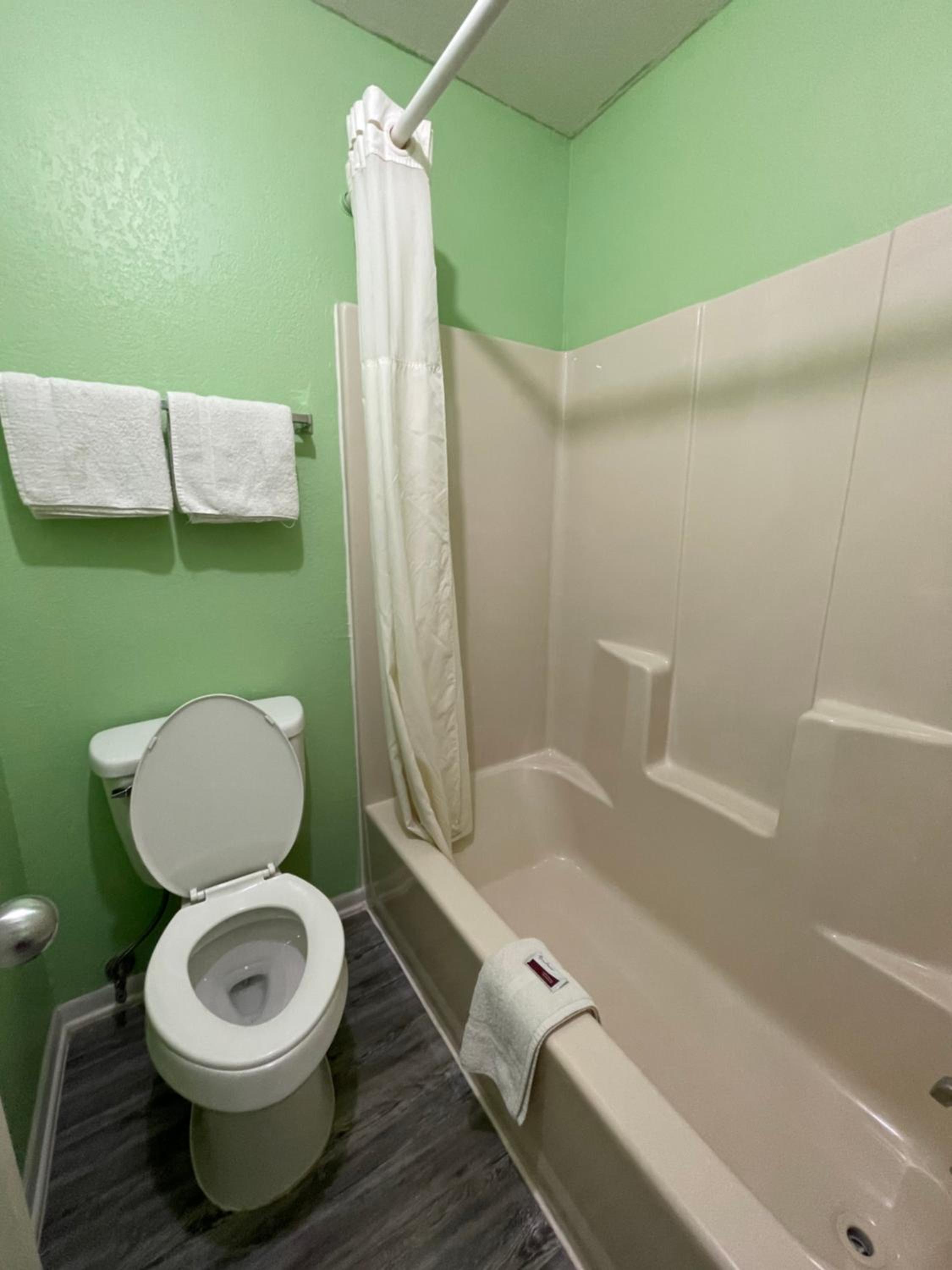 Queen Room with Two Queen Beds - Photo 5