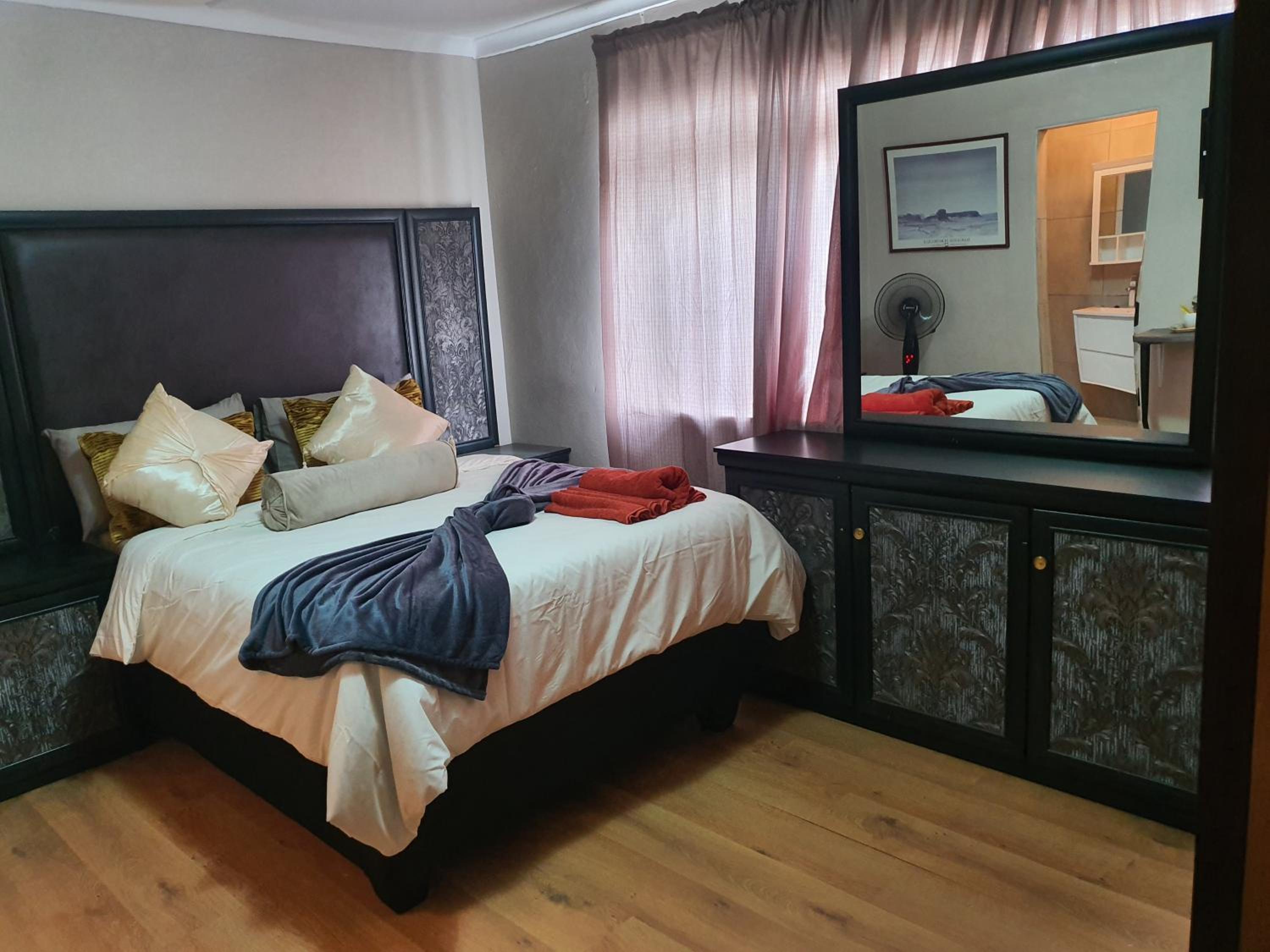 Deluxe Double Room with Shower - Photo 9