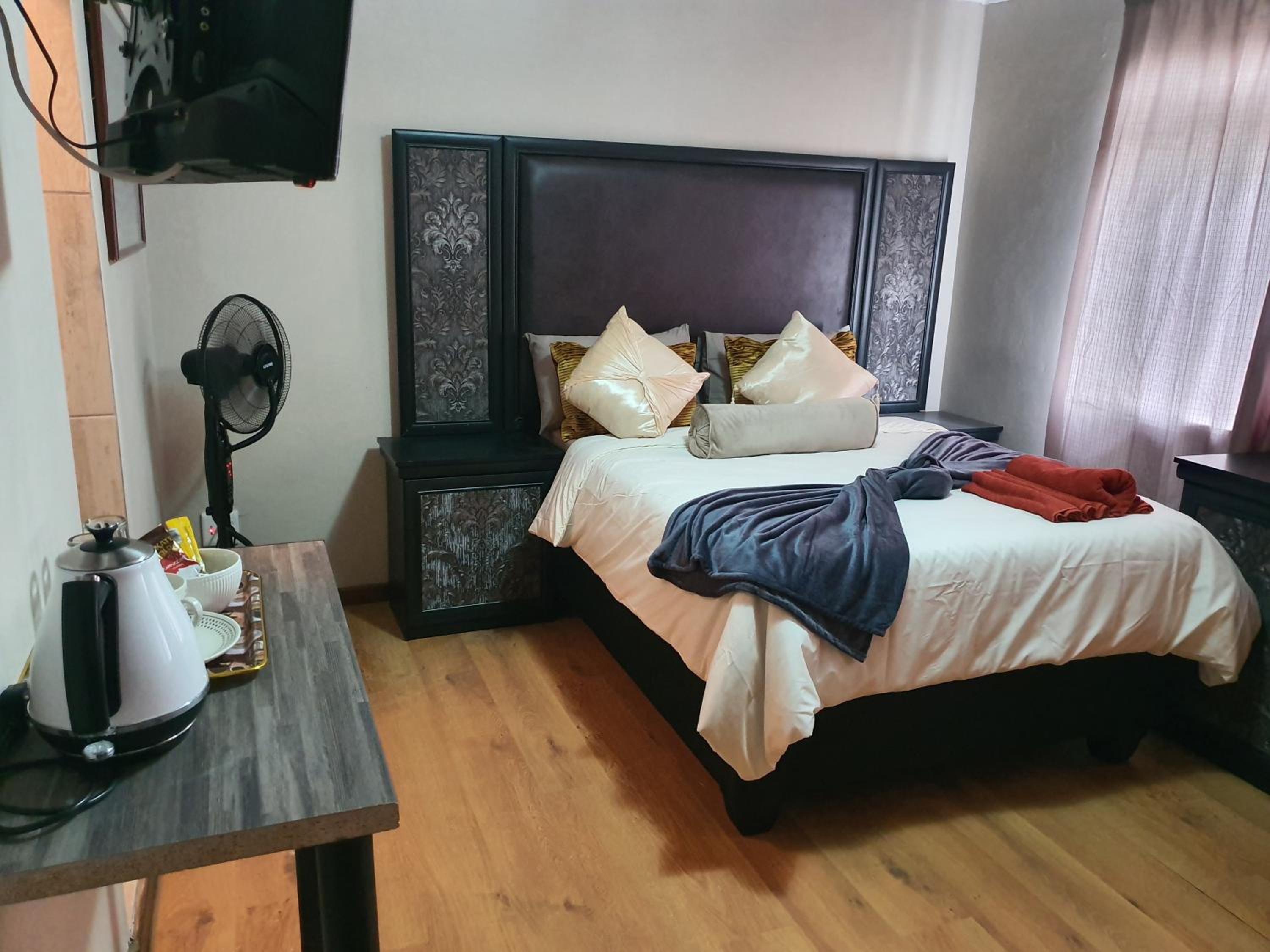 Deluxe Double Room with Shower - Photo 23