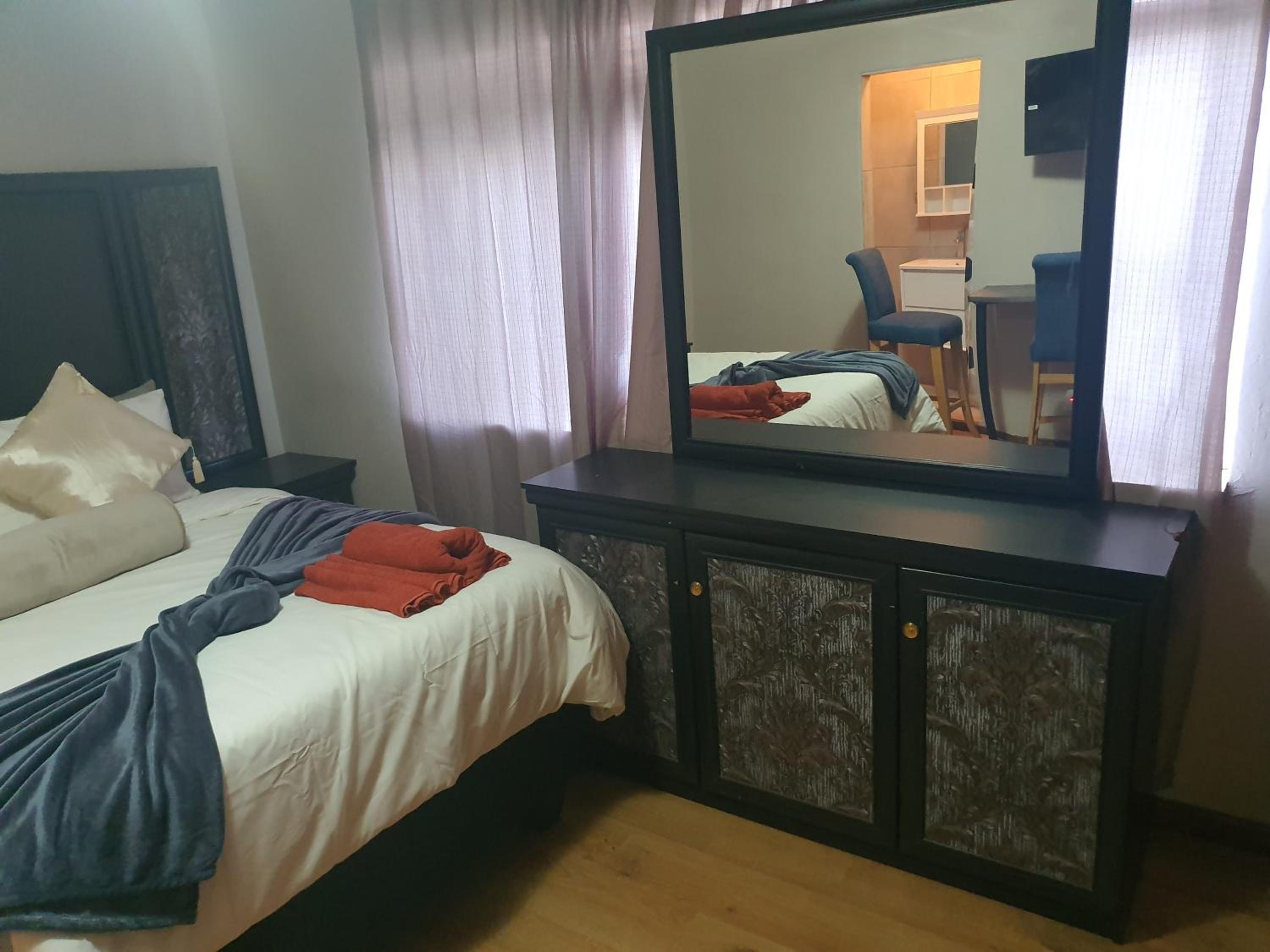 Deluxe Double Room with Shower - Photo 17