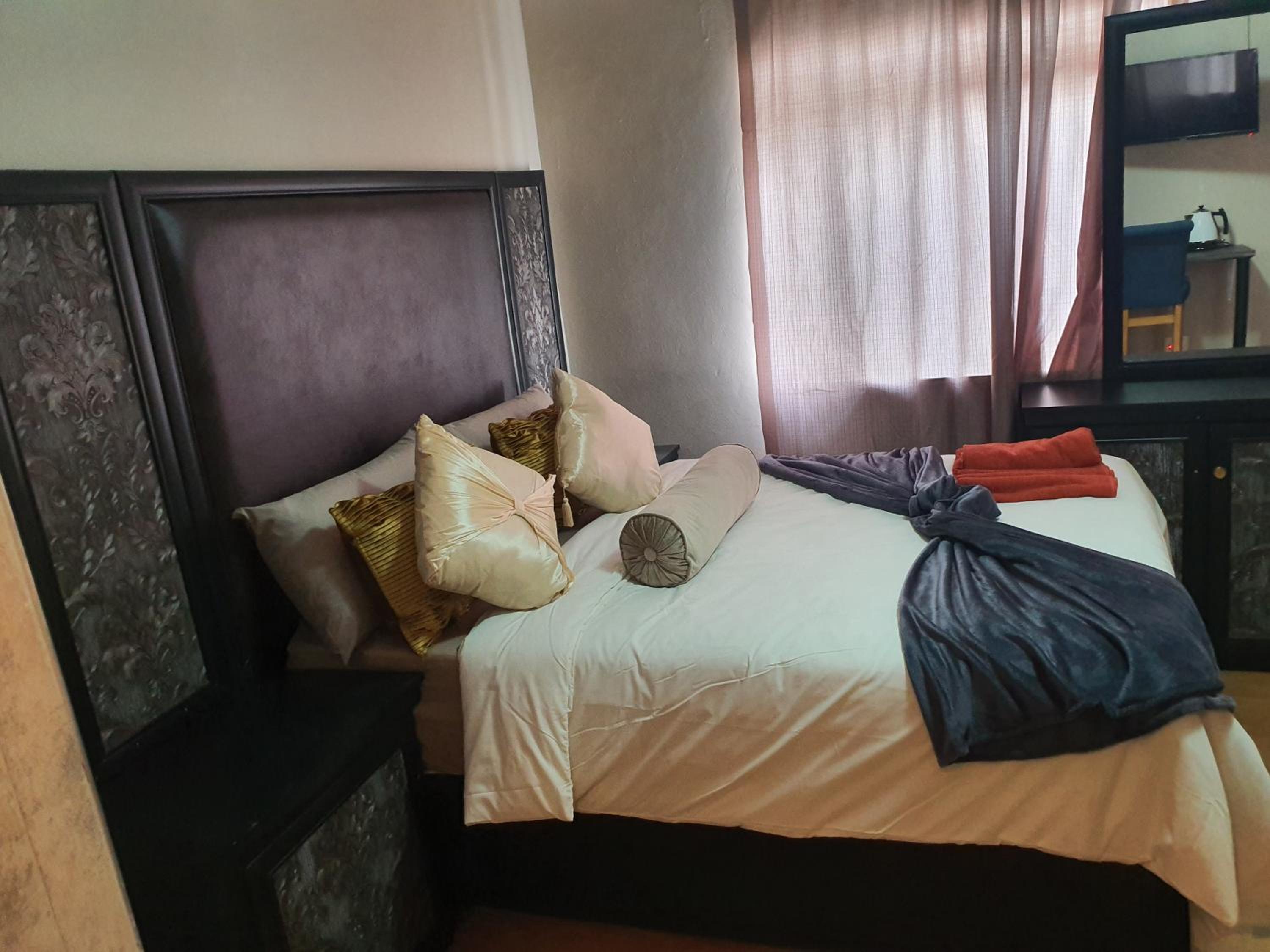 Deluxe Double Room with Shower - Photo 4