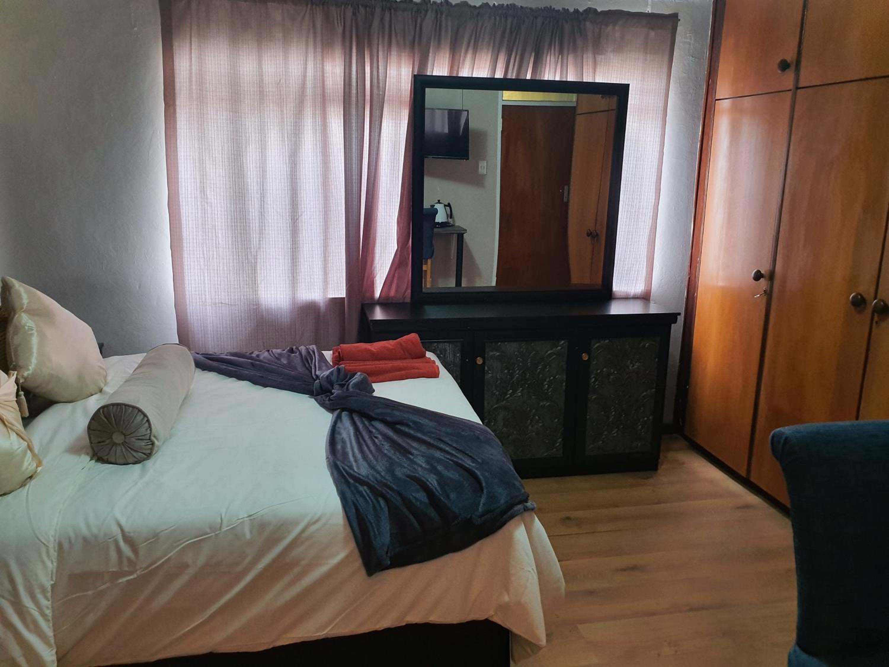 Deluxe Double Room with Shower - Photo 26