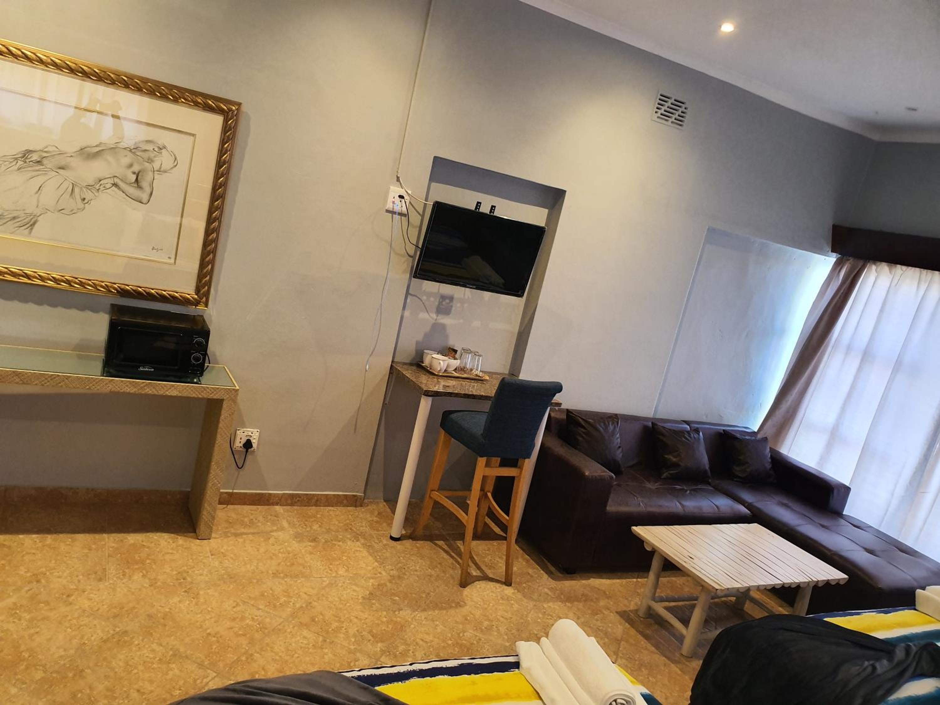 Deluxe Double Room with Shower - Photo 18