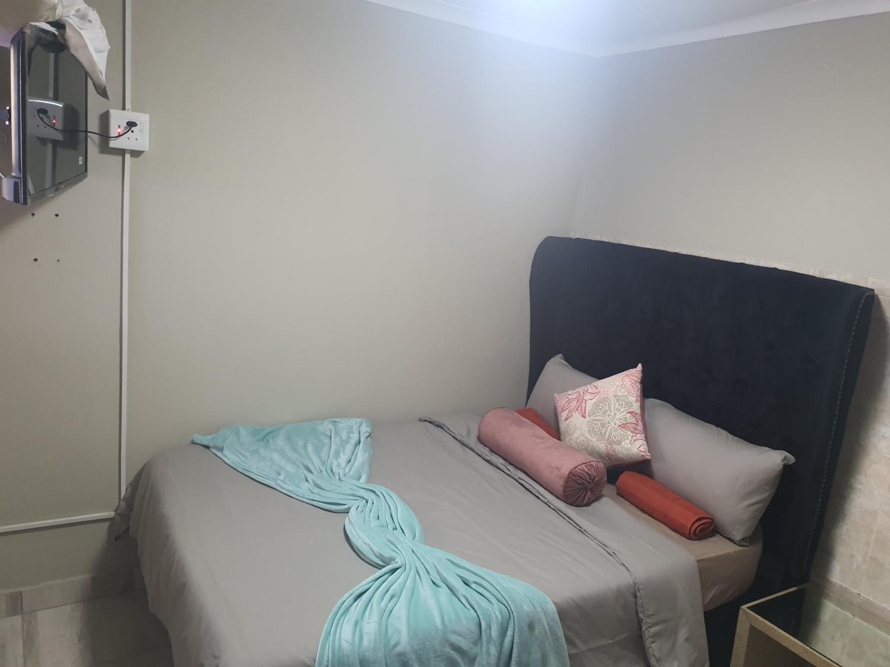 Deluxe Double Room with Shower - Photo 11