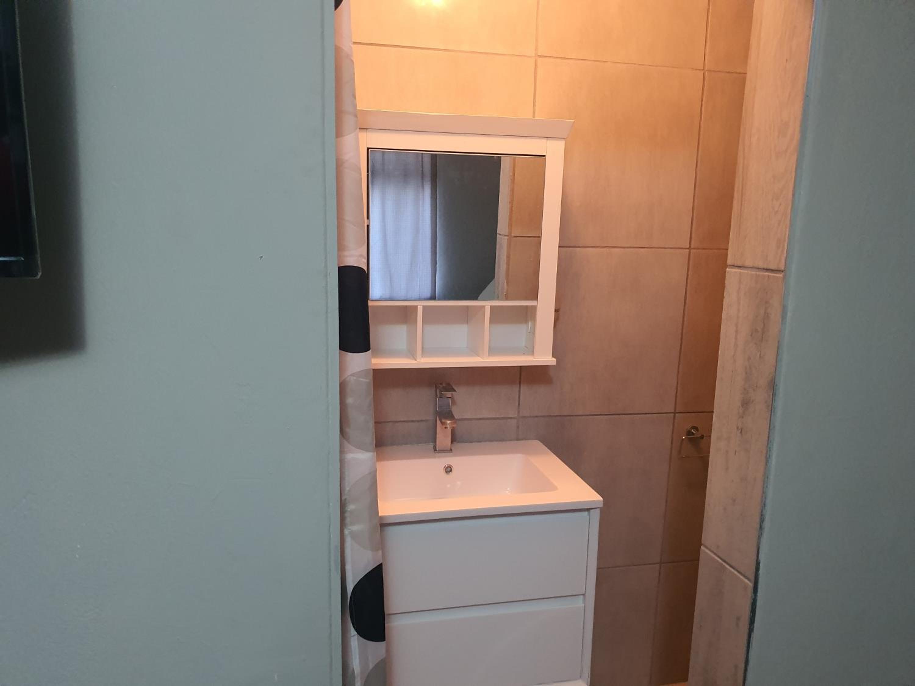 Deluxe Double Room with Shower - Photo 10