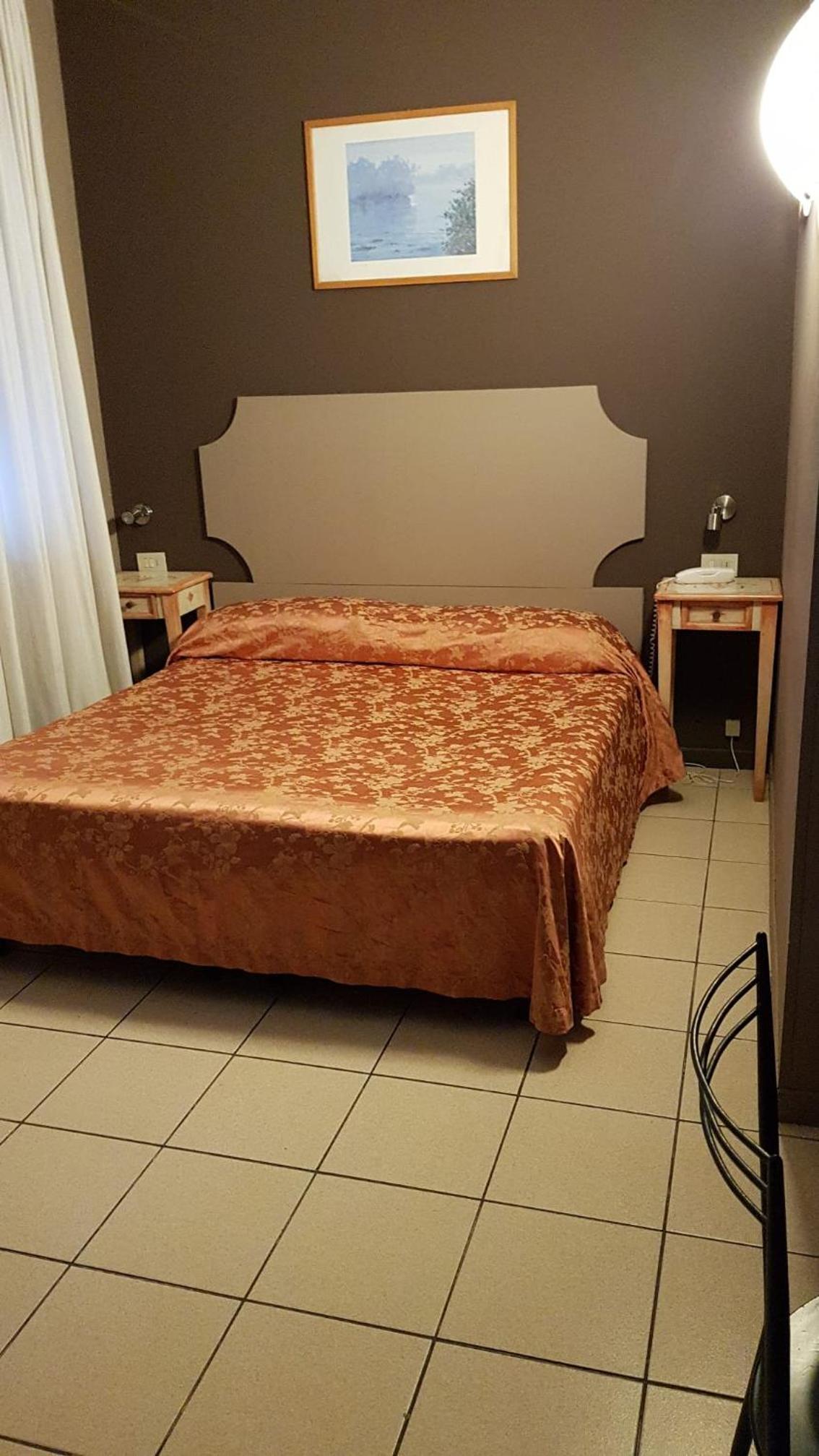 Double or Twin Room - Photo 4