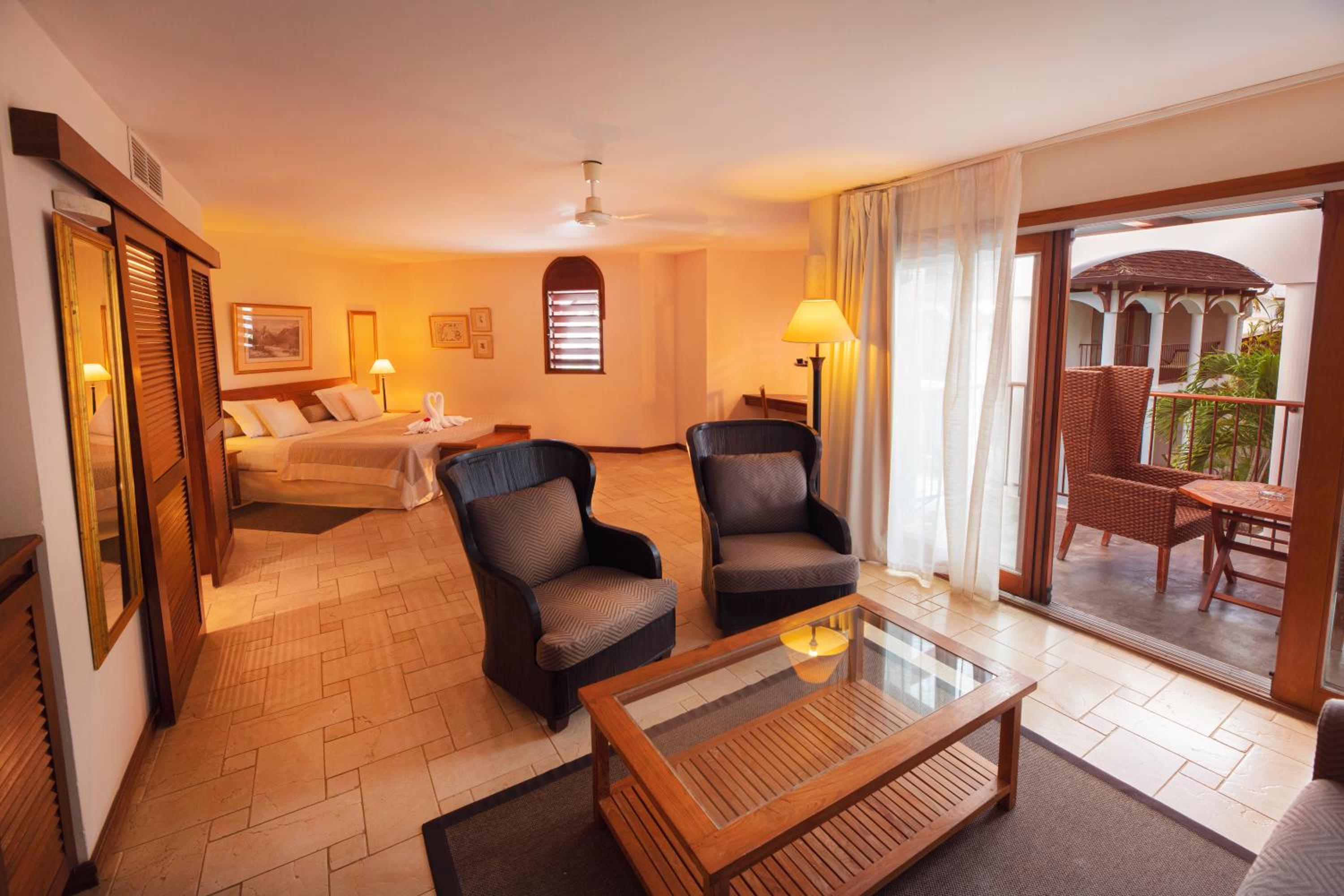 Junior Suite quadruple with pool access