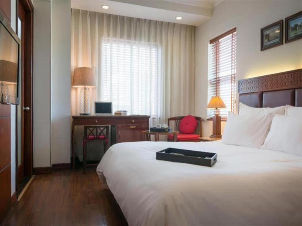 Deluxe Double Room with Window and Neighboring View 