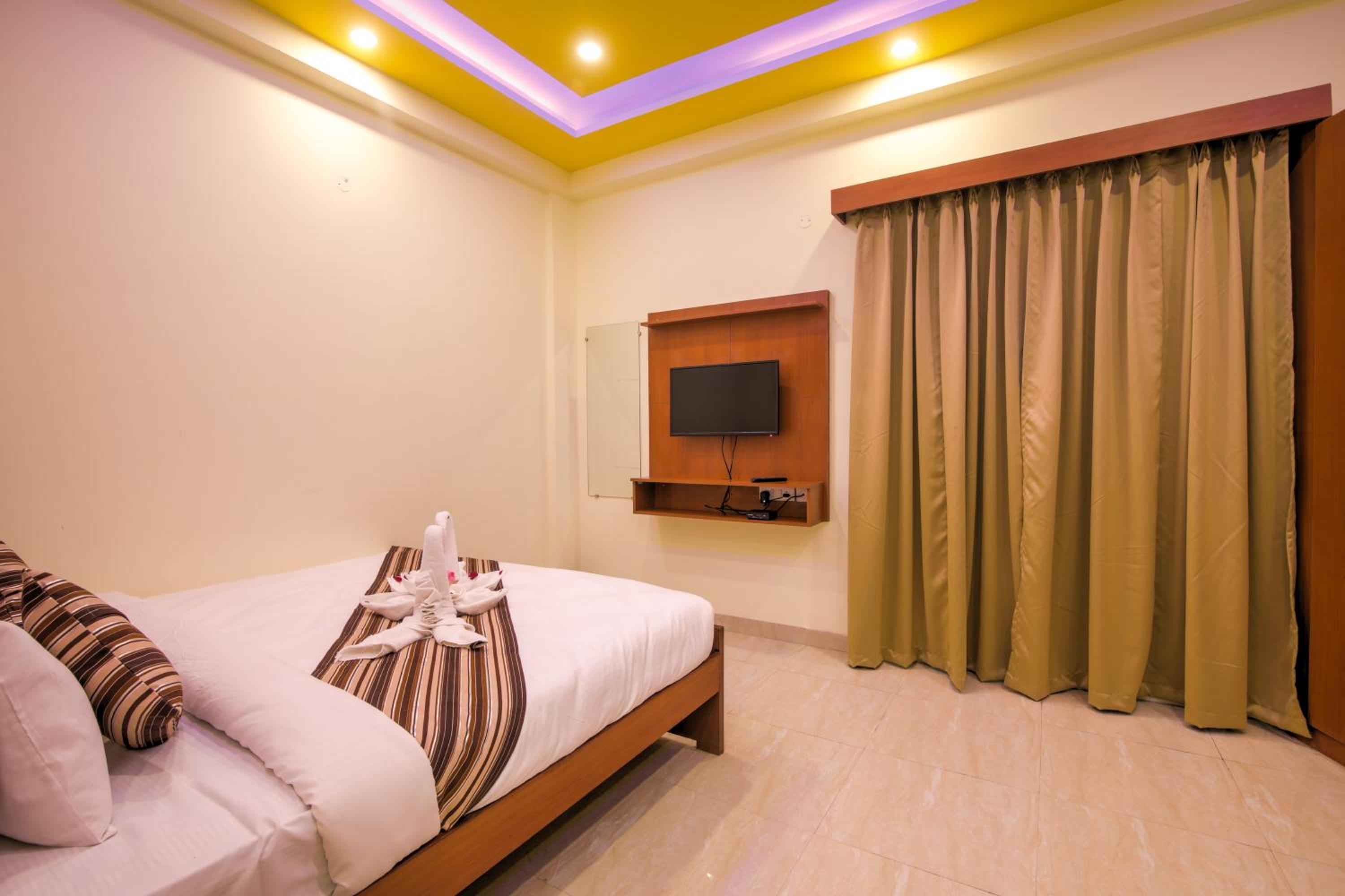 Deluxe Double Room with Balcony - Photo 1