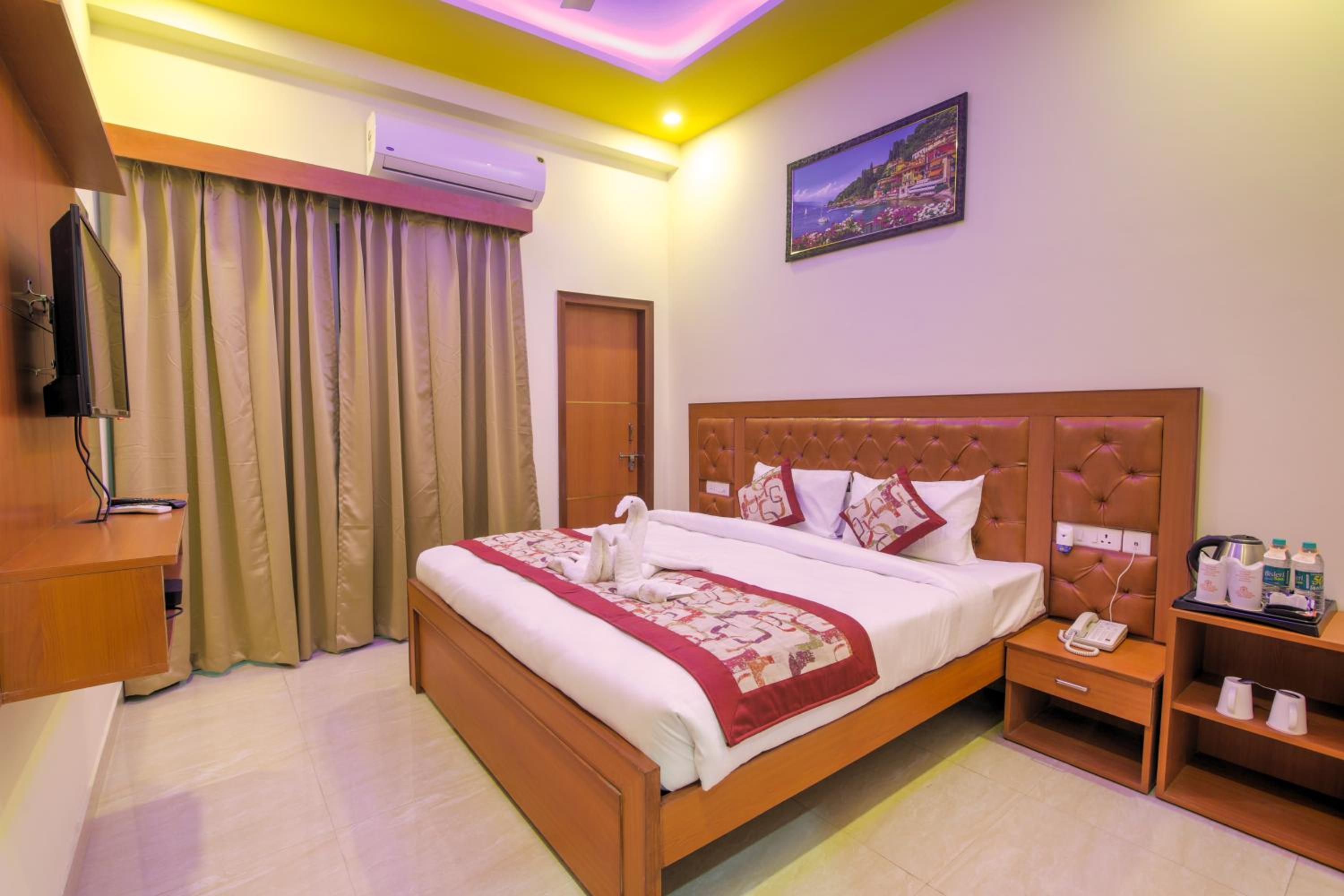Deluxe Double Room with Balcony - Photo 4