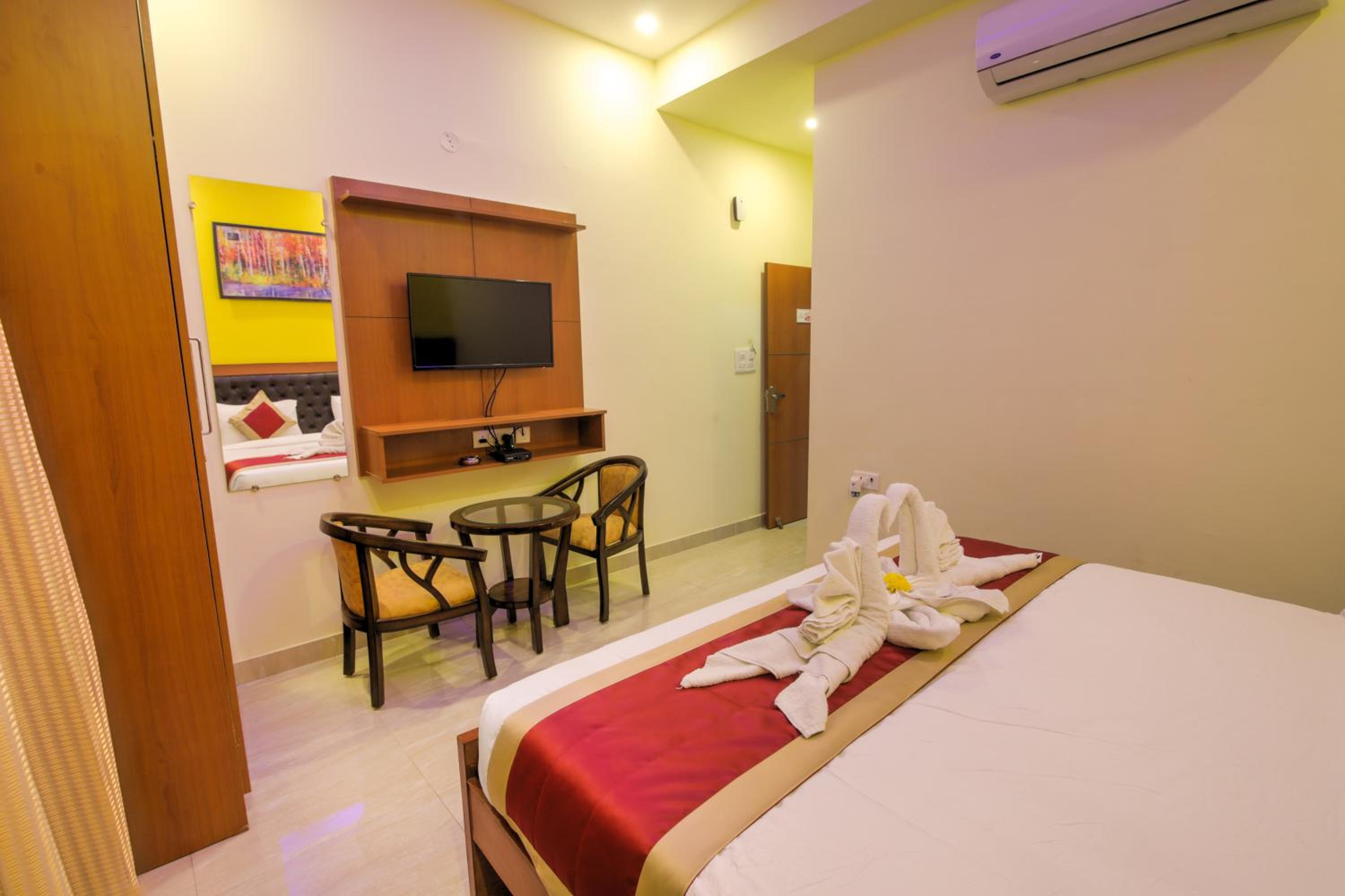 Deluxe Double Room with Balcony - Photo 8