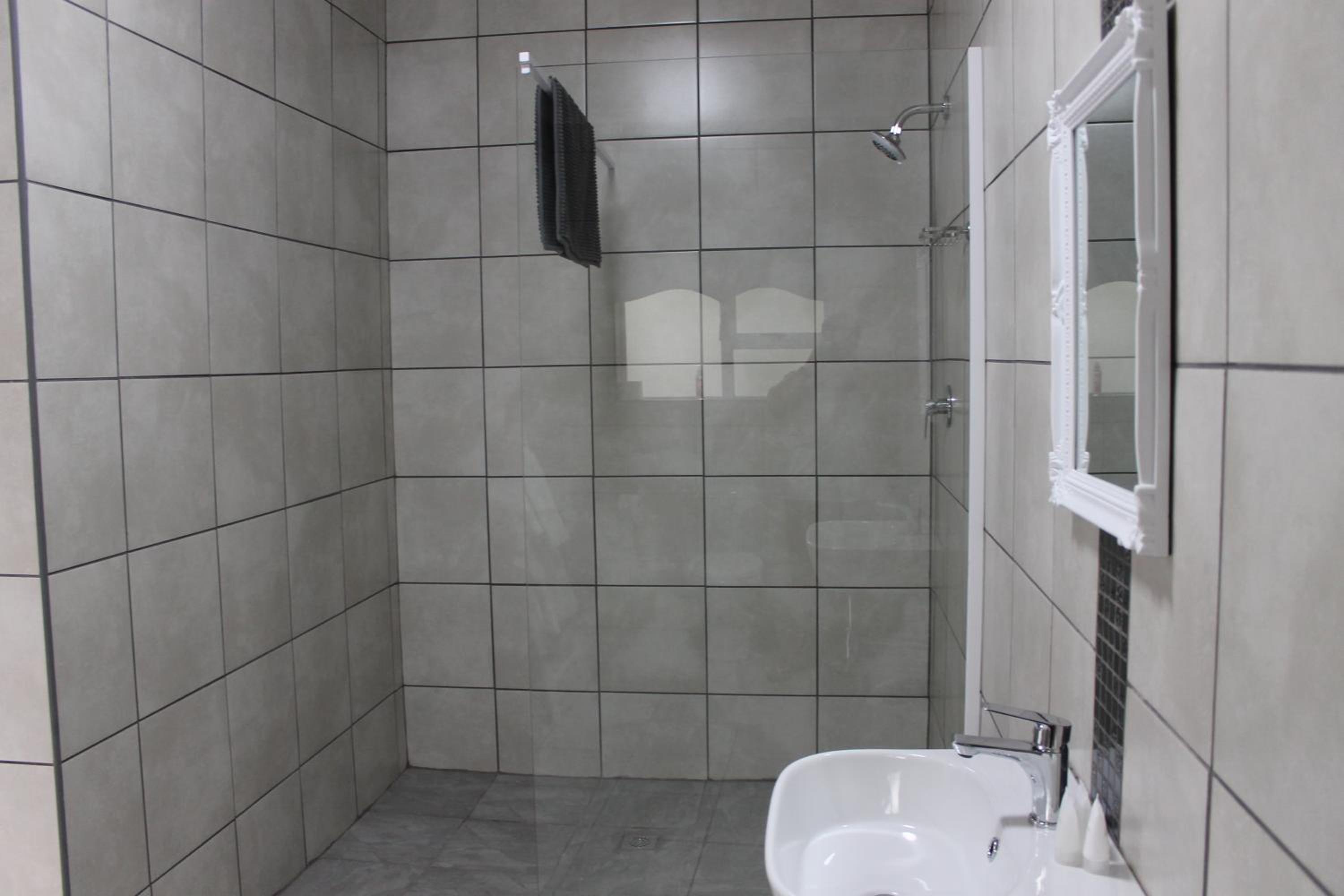 Comfort Queen Room - Photo 6