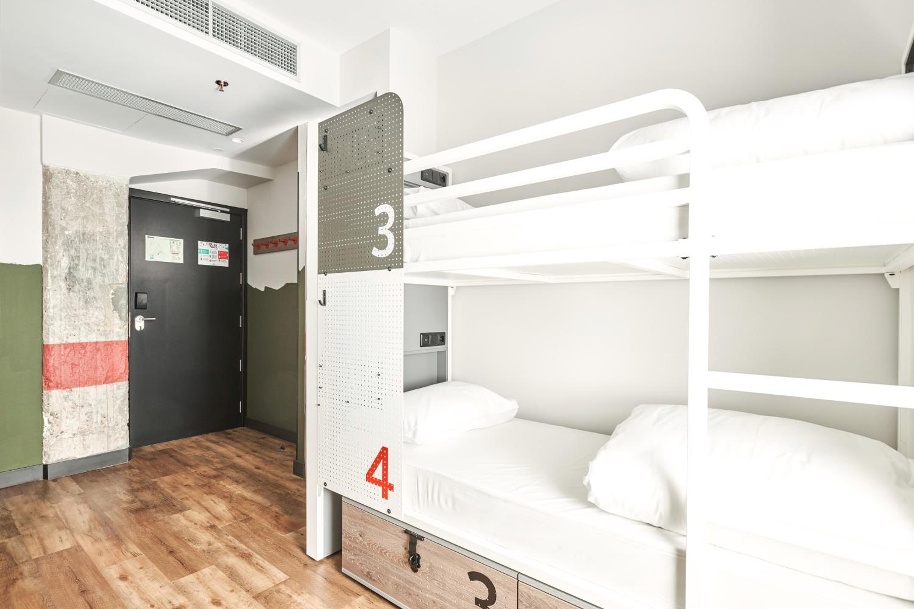 Bed in 4-Bed Mixed Dormitory Room photo 3