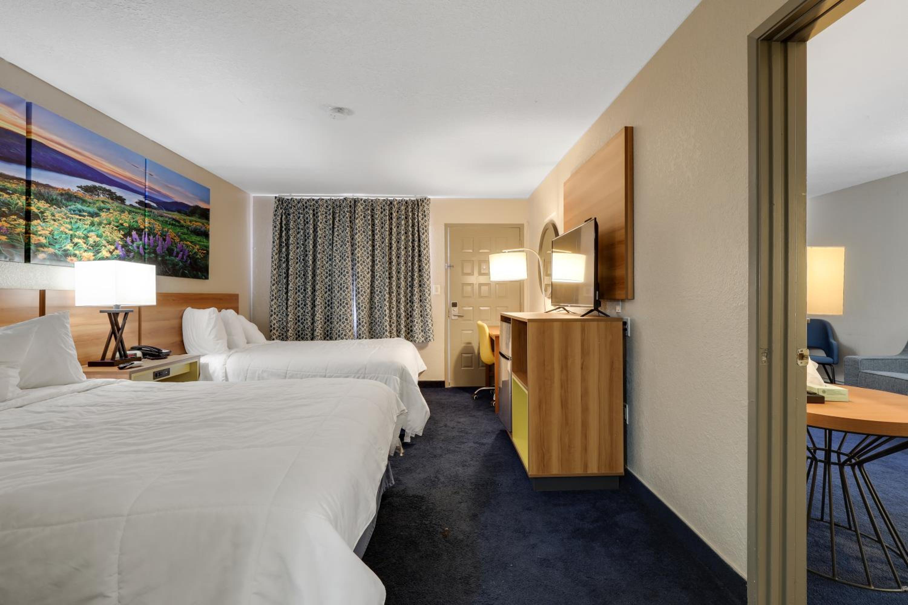 Queen Room with Two Queen Beds - Non-Smoking - Photo 1