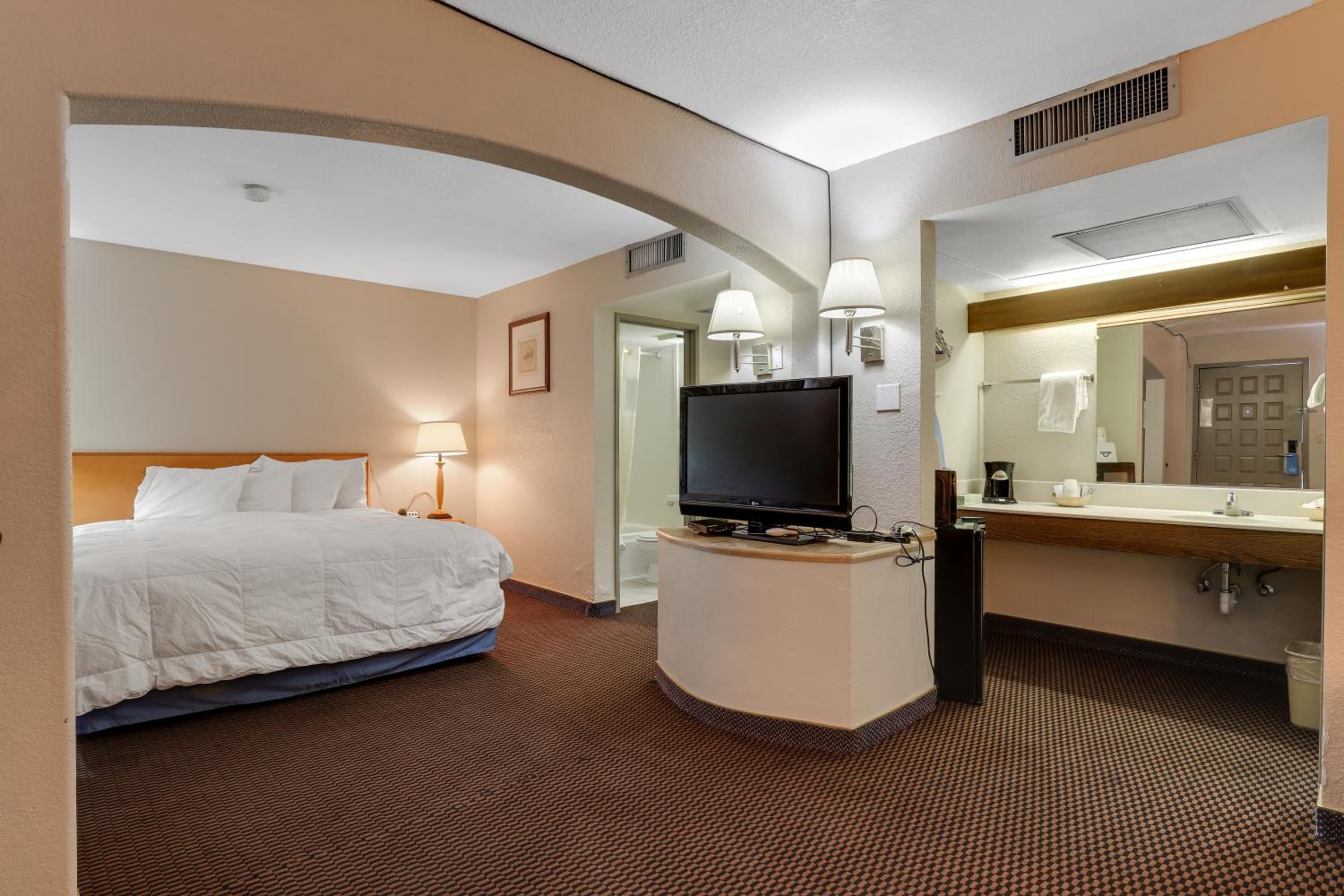 Studio Suite with 1 King Bed, Non-Smoking - Photo 3