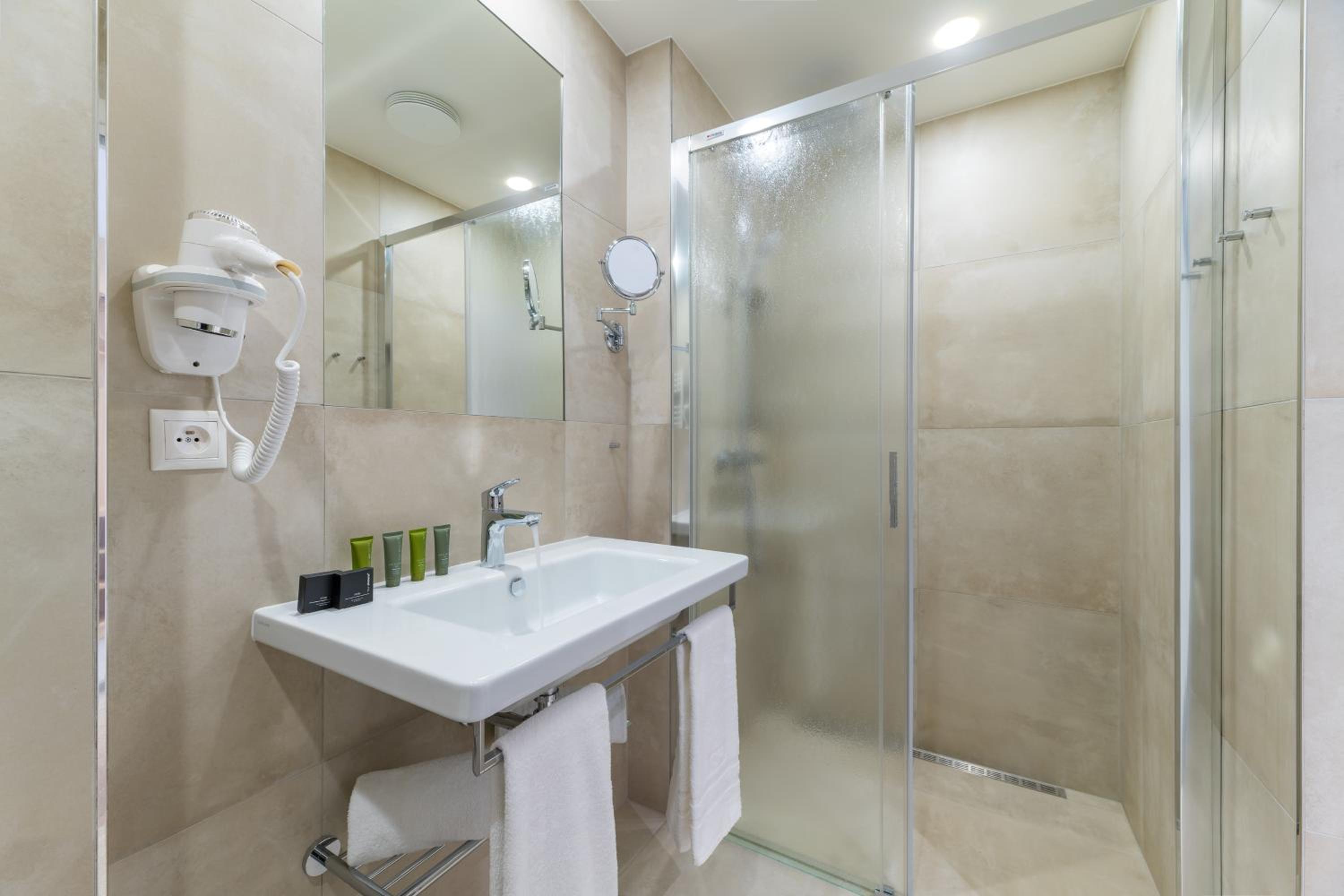 Double Room - Photo 6