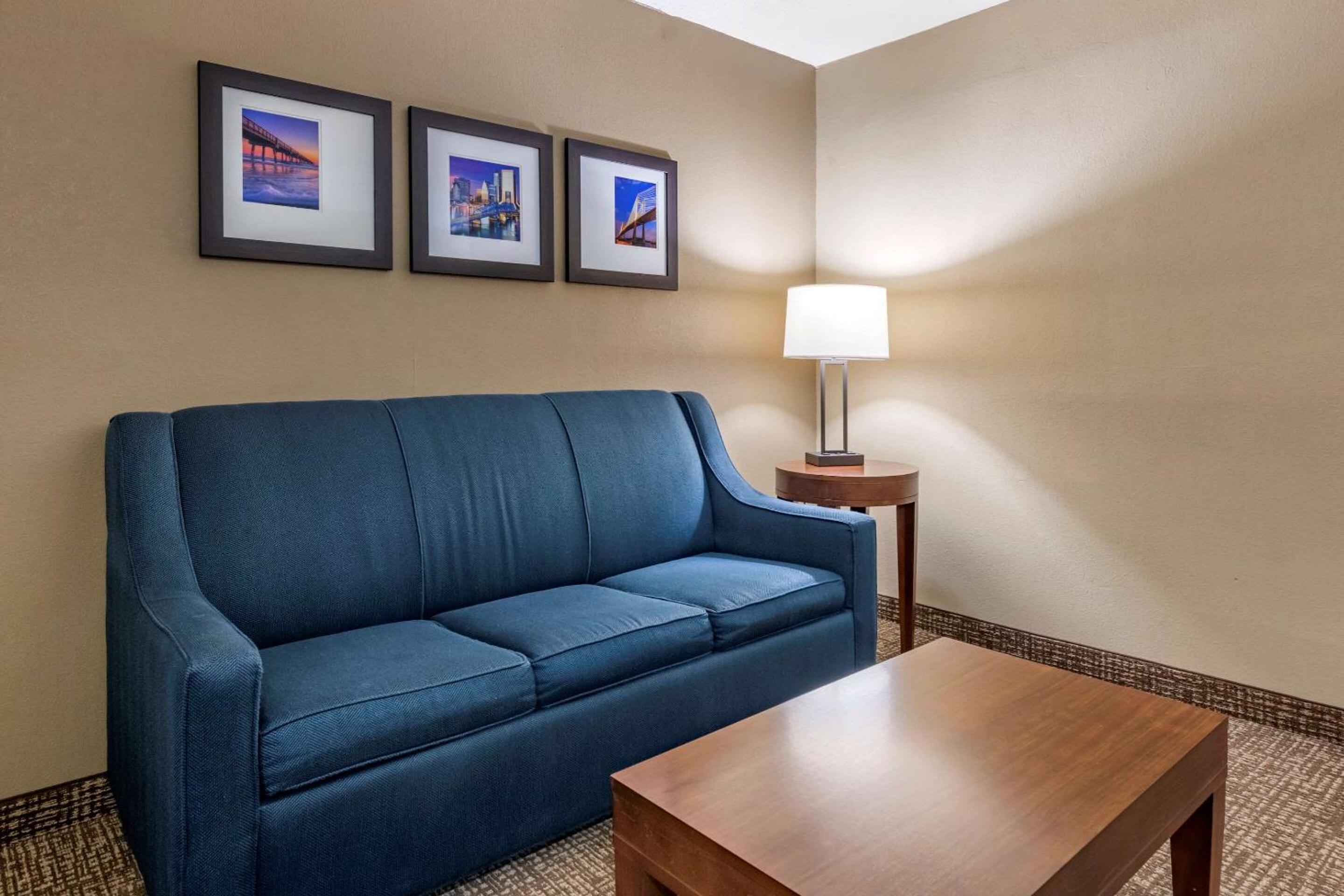 Corner King Suite - Non-Smoking - Photo 2