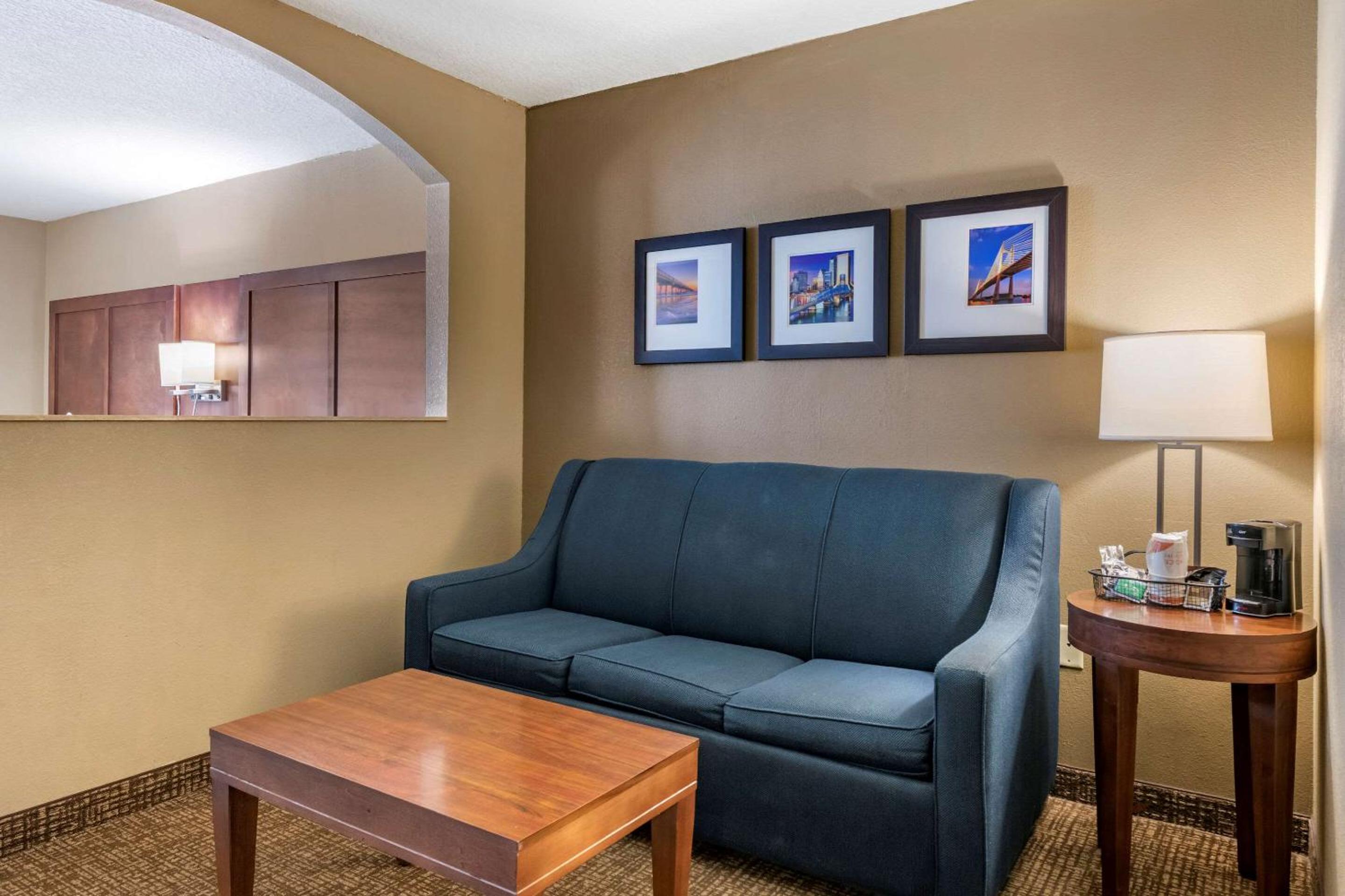 Suite with Two Double Beds - Photo 8