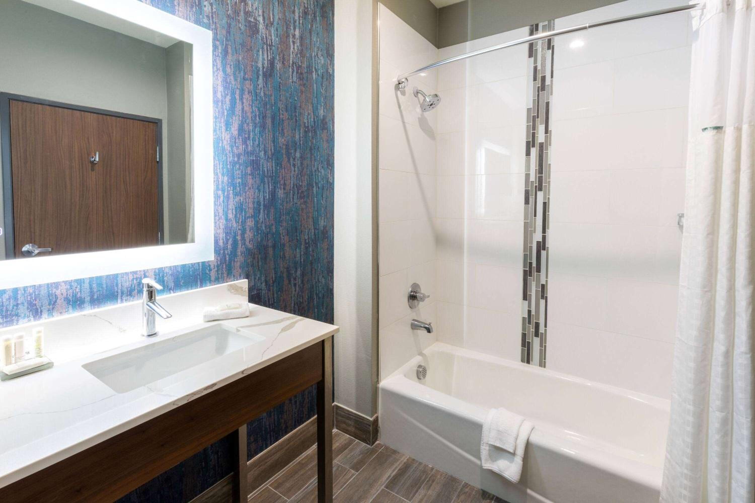 King Room with Bath Tub - Mobility/Hearing Accessible - Non-Smoking - Photo 4