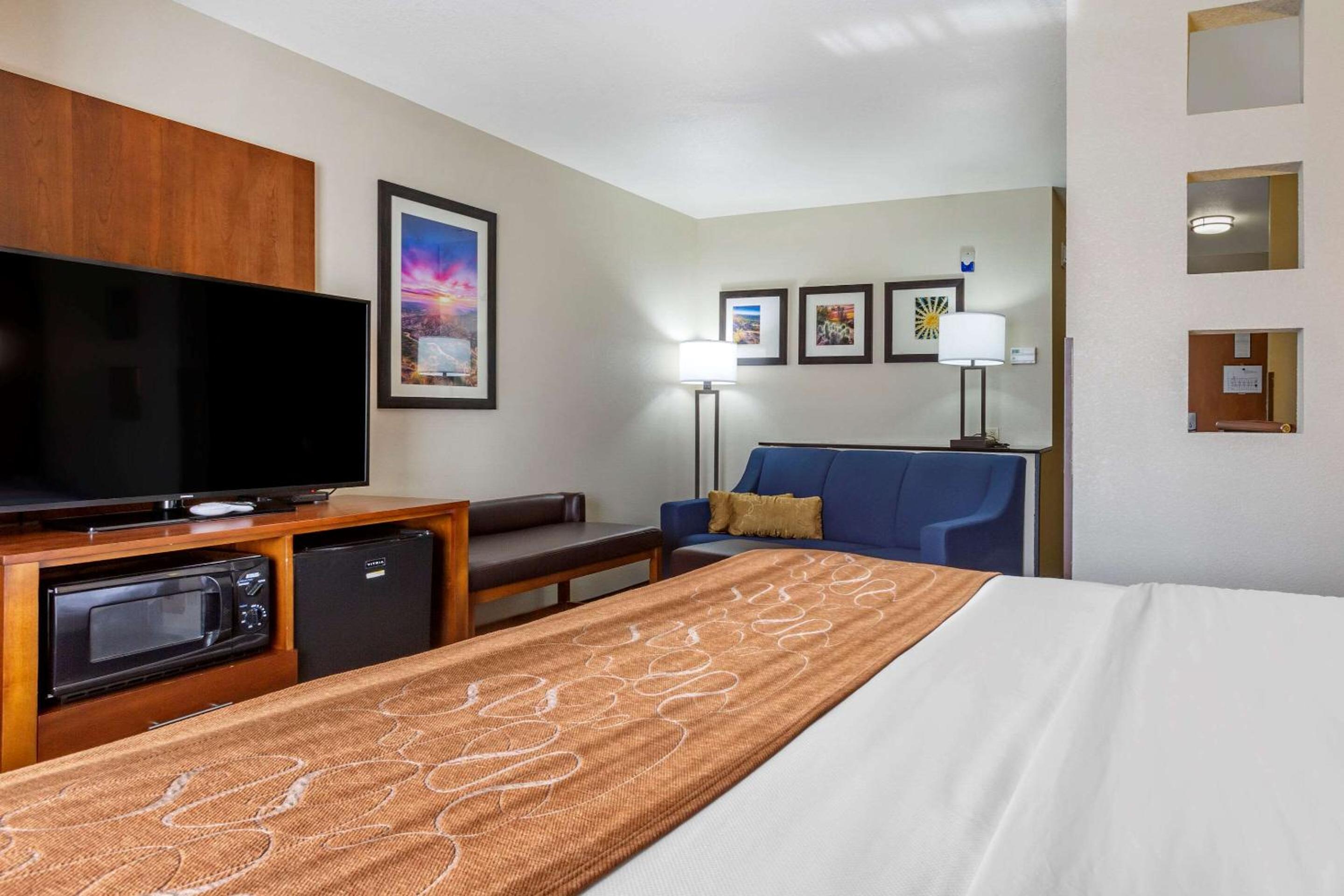 King Suite - Non-Smoking - Photo 2
