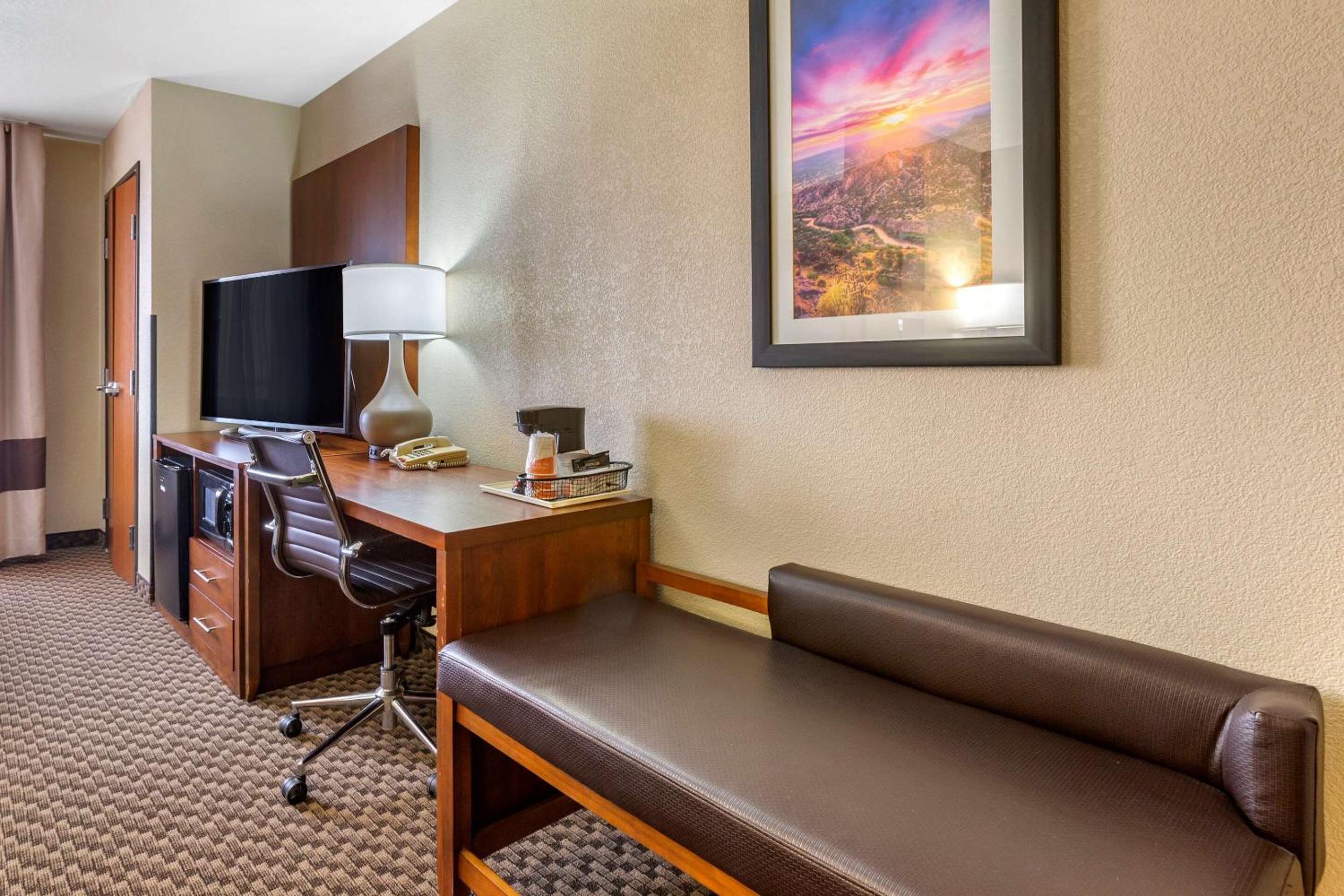 Standard King Suite - Non-Smoking - Photo 3