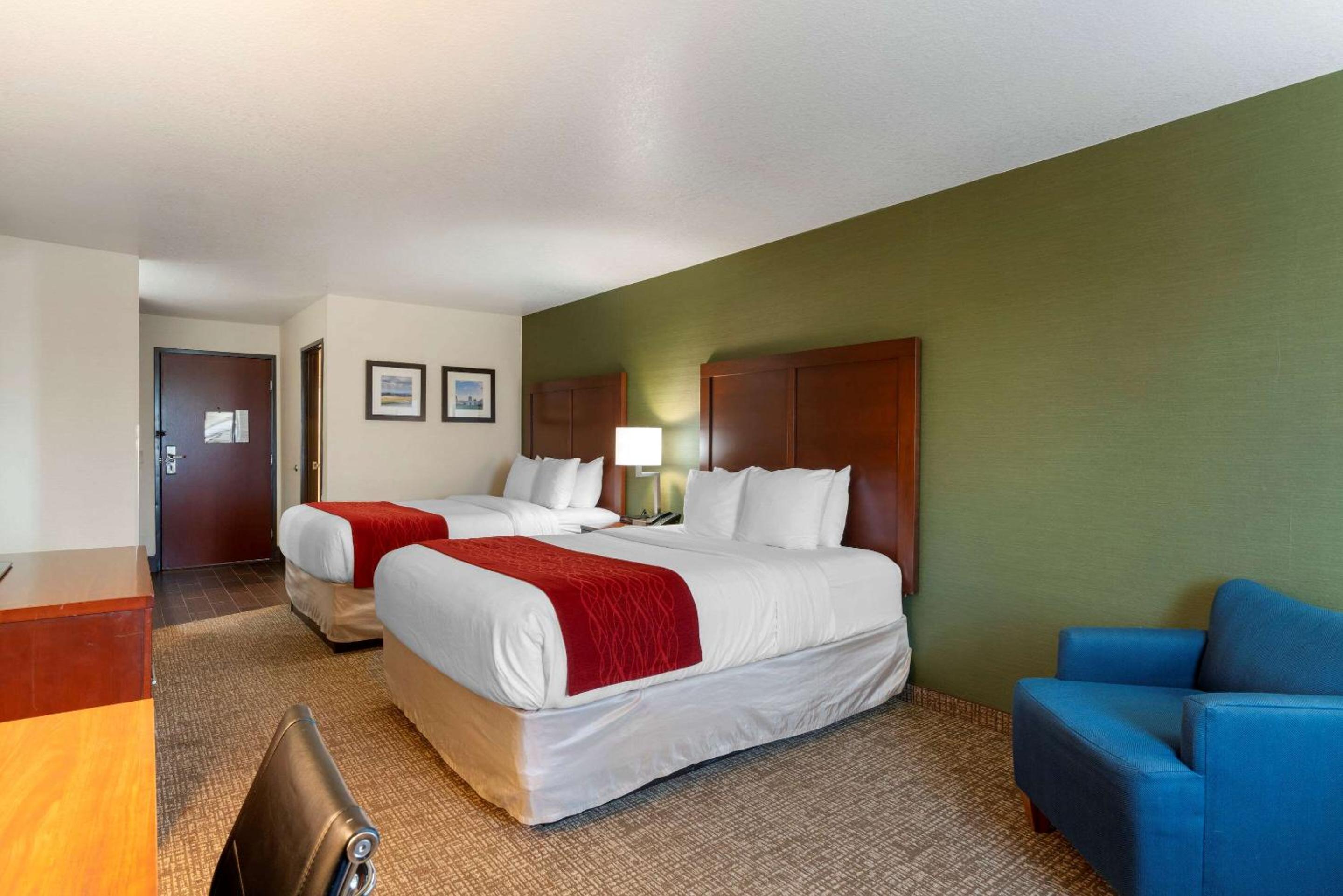 Queen Room with Two Queen Beds - Non-Smoking - Photo 1
