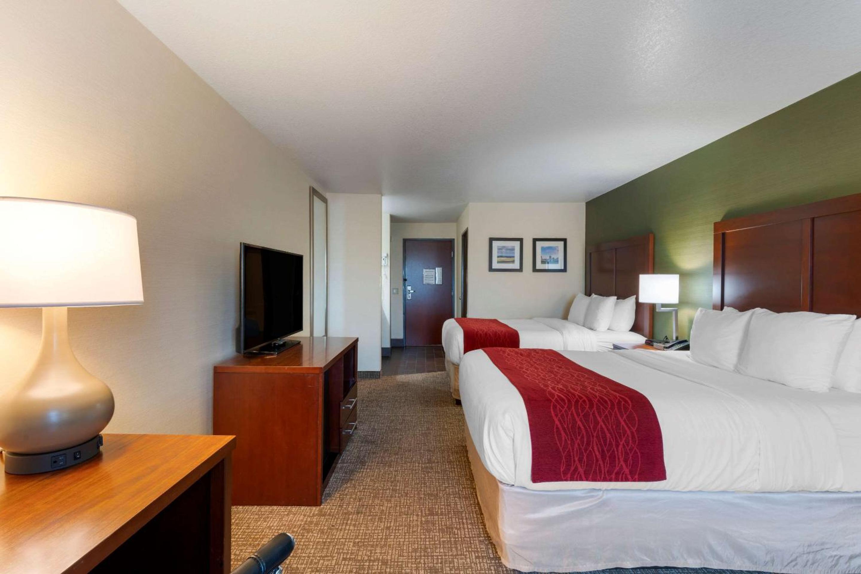 Queen Room with Two Queen Beds - Non-Smoking - Photo 3