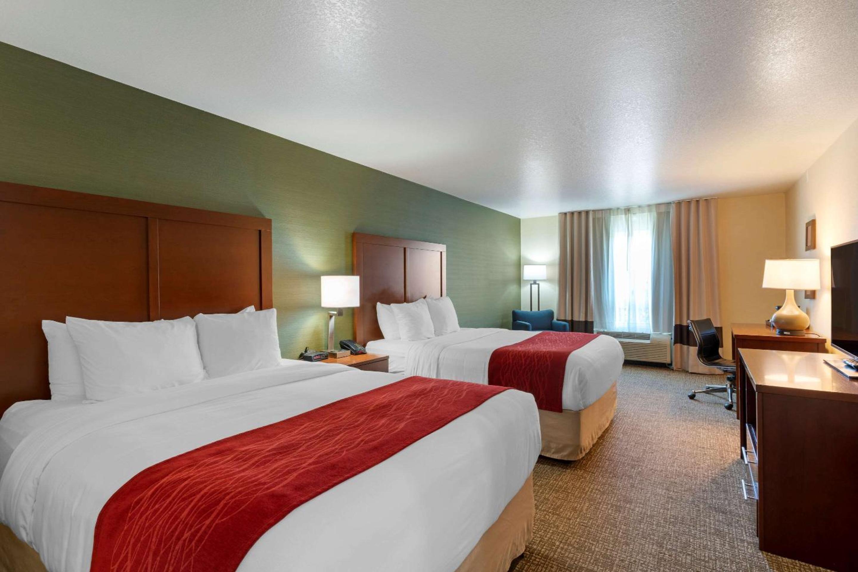 Queen Room with Two Queen Beds - Non-Smoking - Photo 4