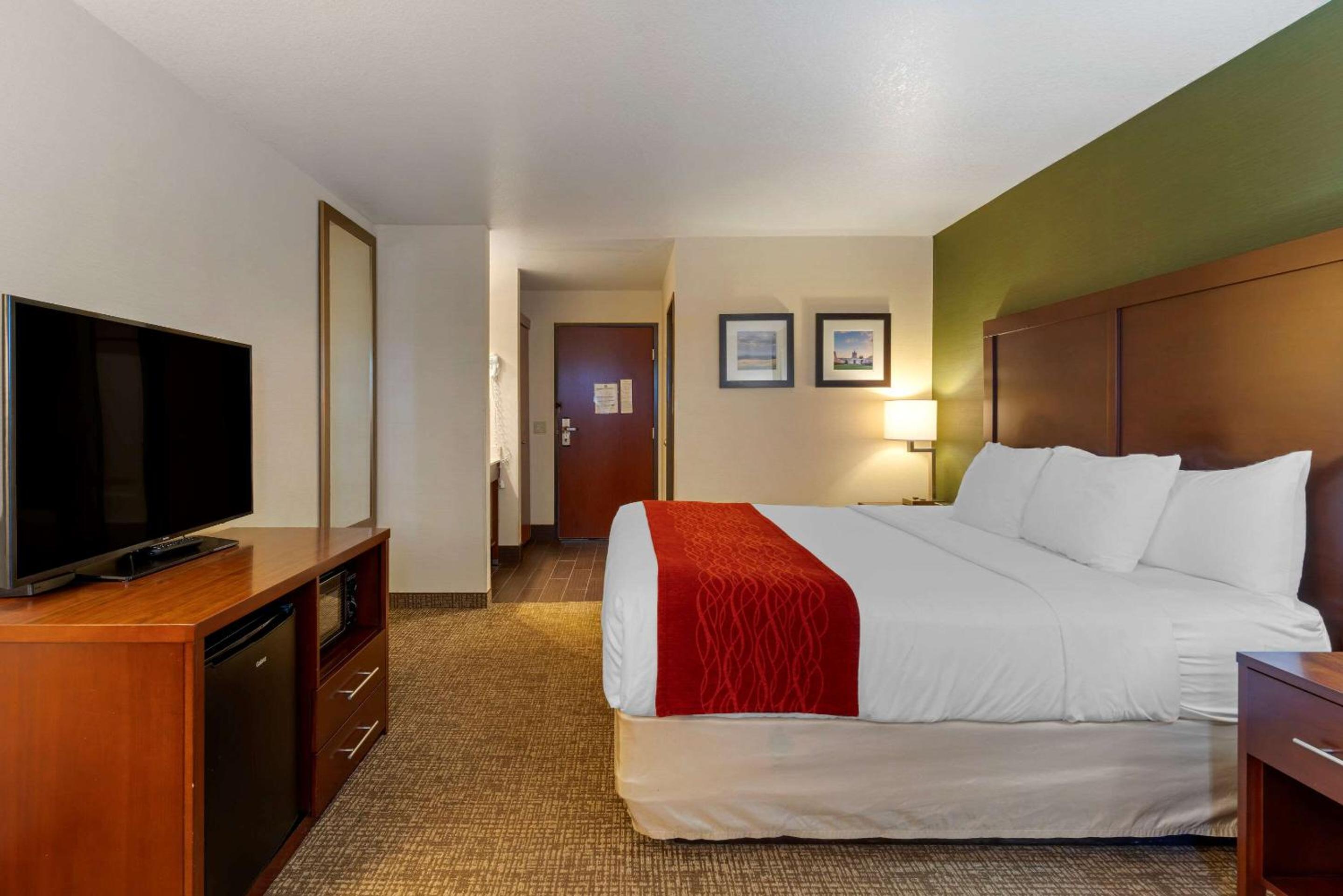 King Room - Non-Smoking - Photo 4