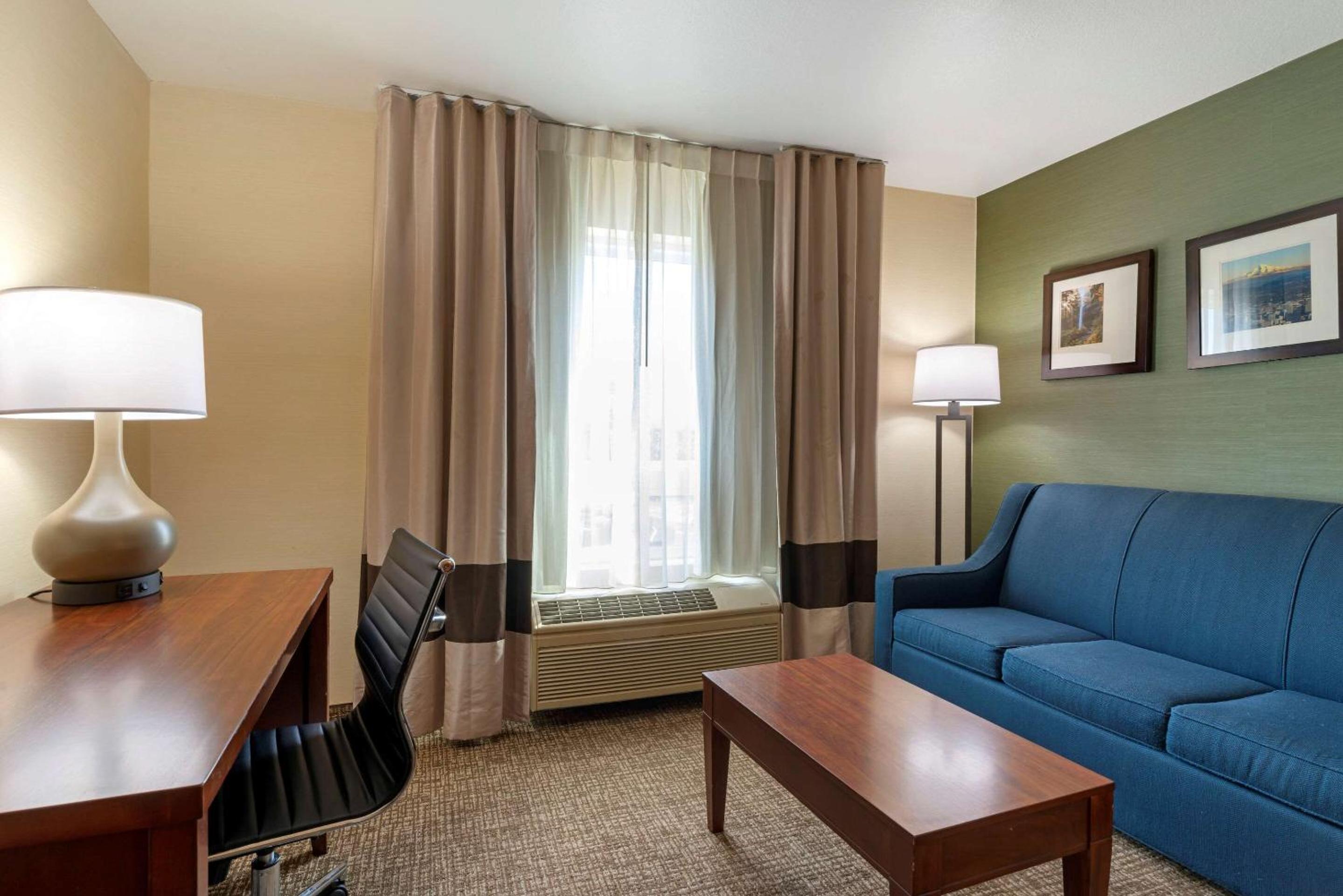 Queen Suite - Non-Smoking - Photo 4