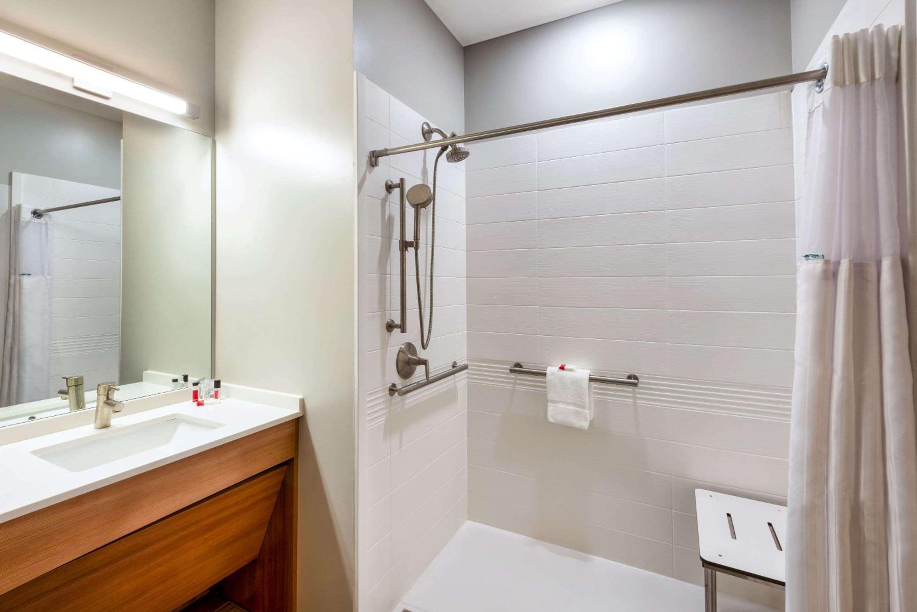 Queen Room with 2 Queen Beds, Mobility and Hearing Impaired Accessible, Non-Smoking - Photo 2