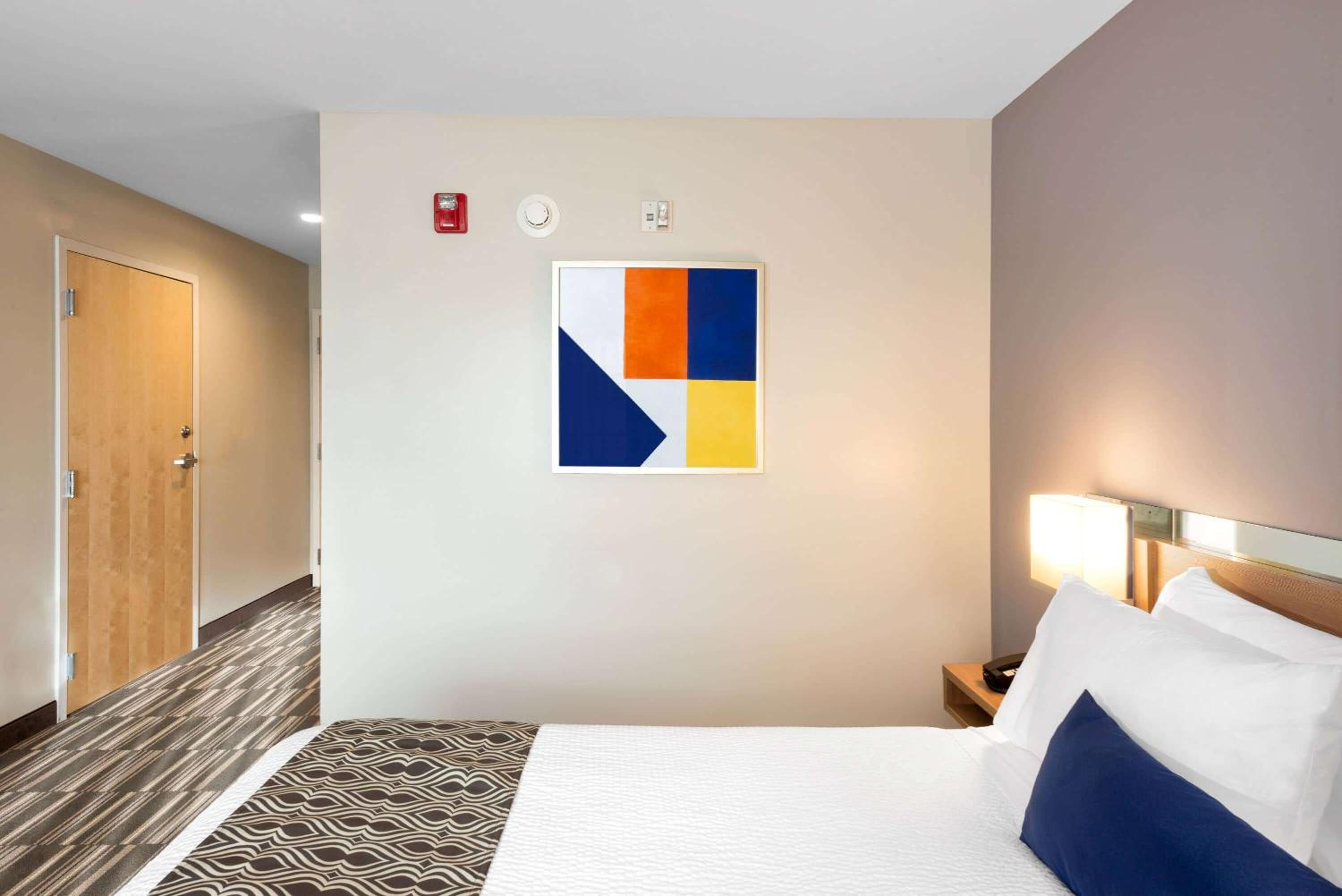 Queen Studio Suite with Mobility/Hearing Impaired Access - Non-Smoking - Photo 1