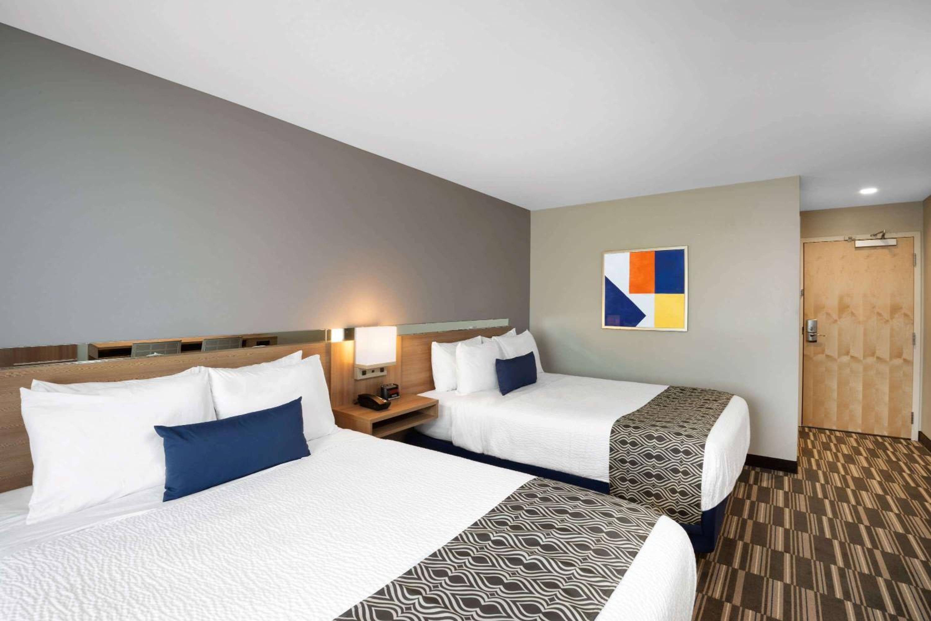 Queen Room with Two Queen Beds - Hearing Impaired Access/Non-Smoking - Photo 2