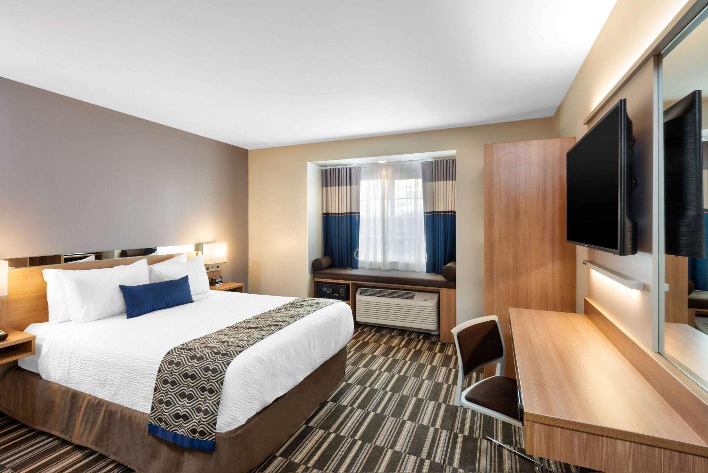 Queen Room with Mobility/Hearing Access - Non-Smoking - Photo 5