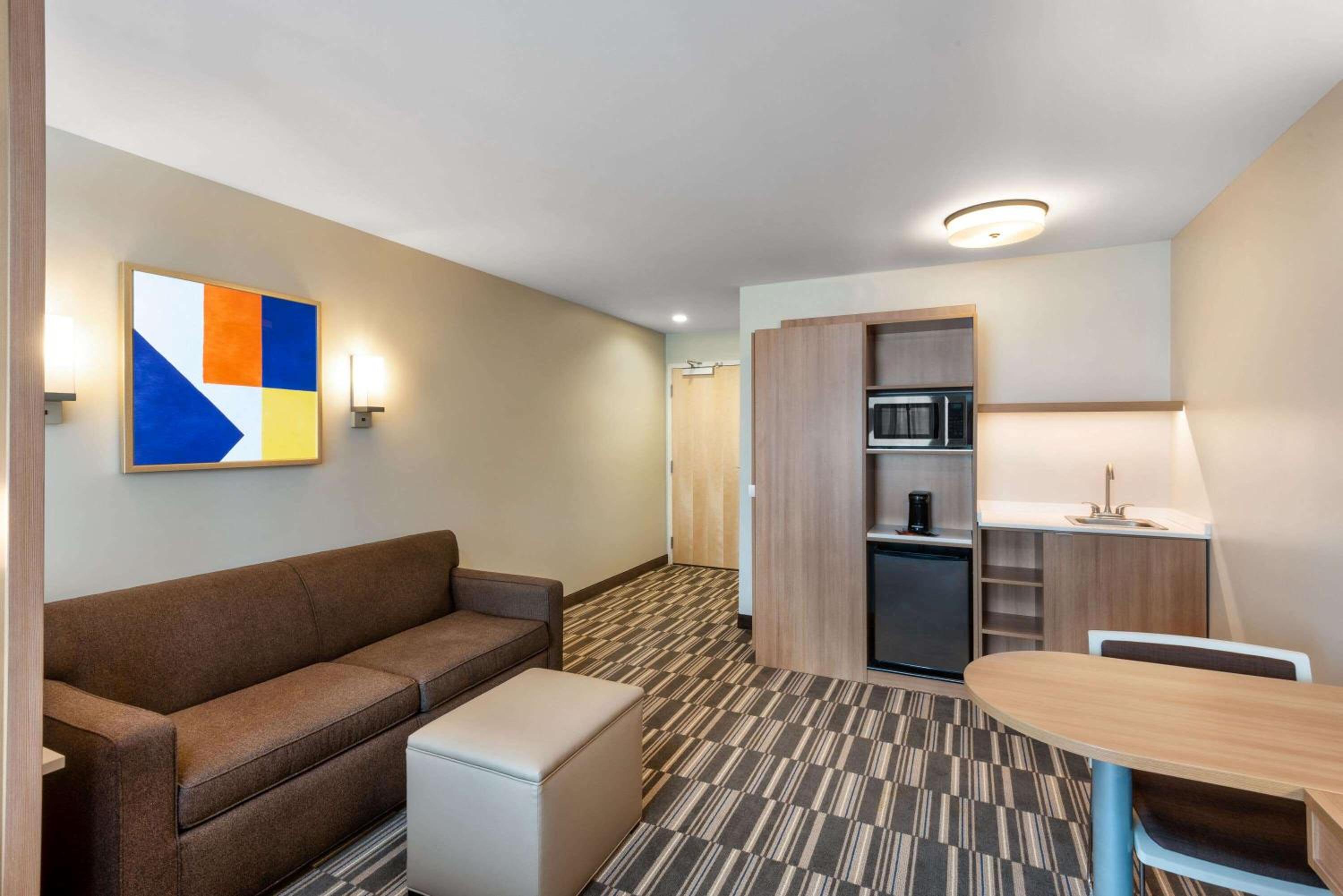 Queen Studio Suite with Mobility/Hearing Impaired Access - Non-Smoking - Photo 2