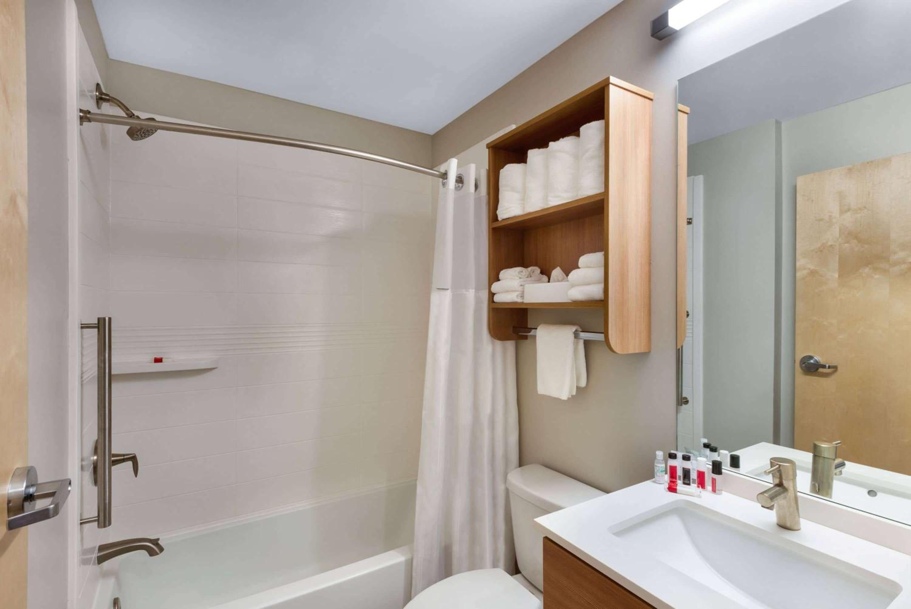 Queen Studio Suite with Mobility/Hearing Impaired Access - Non-Smoking - Photo 3
