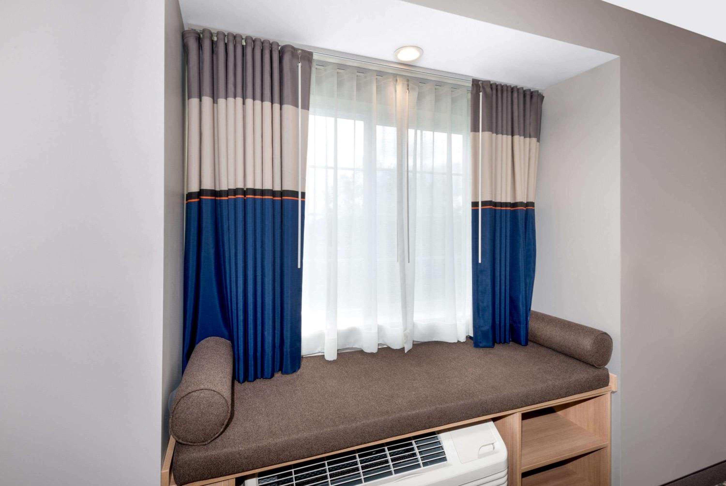 Queen Studio Suite with Mobility/Hearing Impaired Access - Non-Smoking - Photo 4