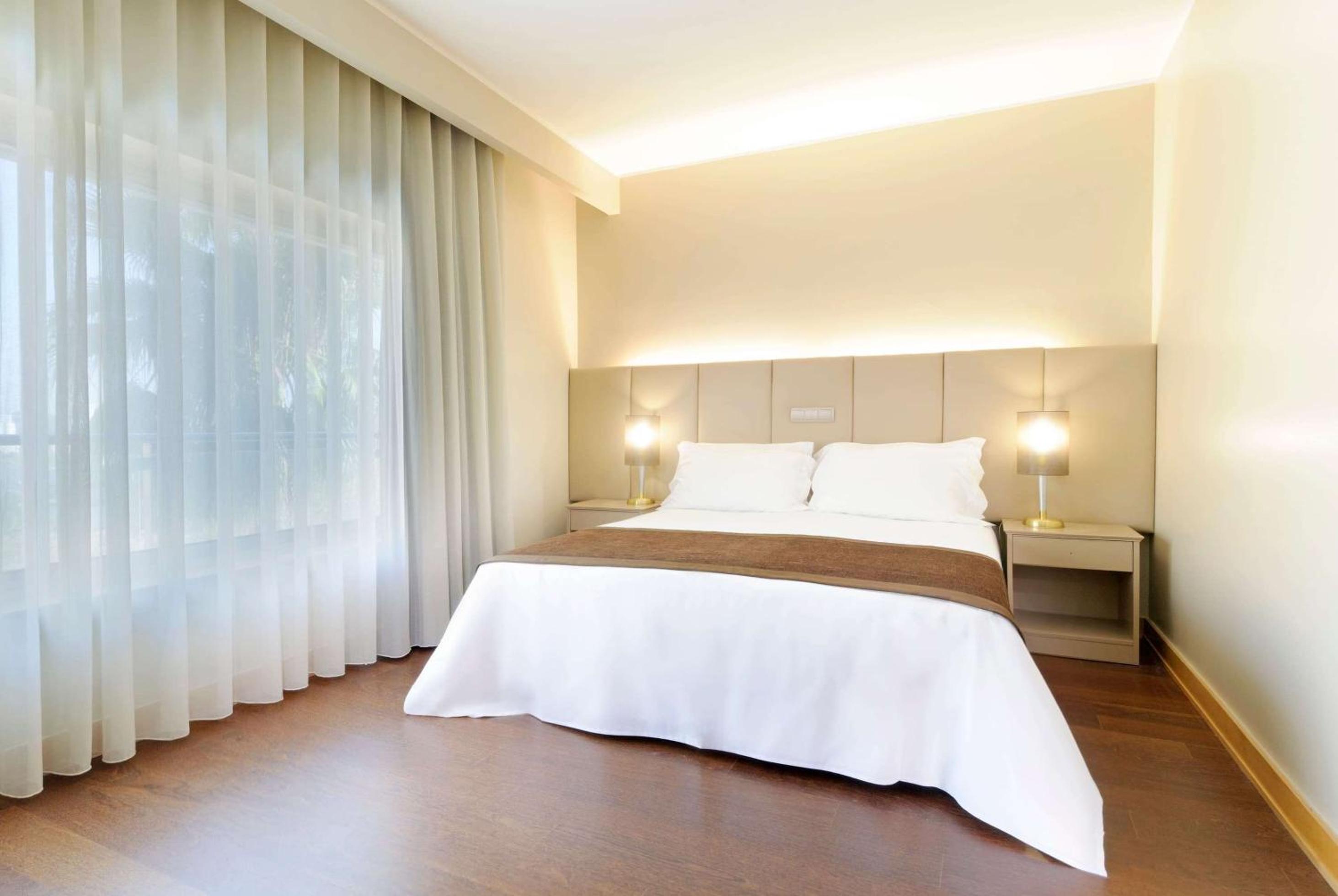 1 Double Bed, Deluxe, Non-Smoking - Photo 4