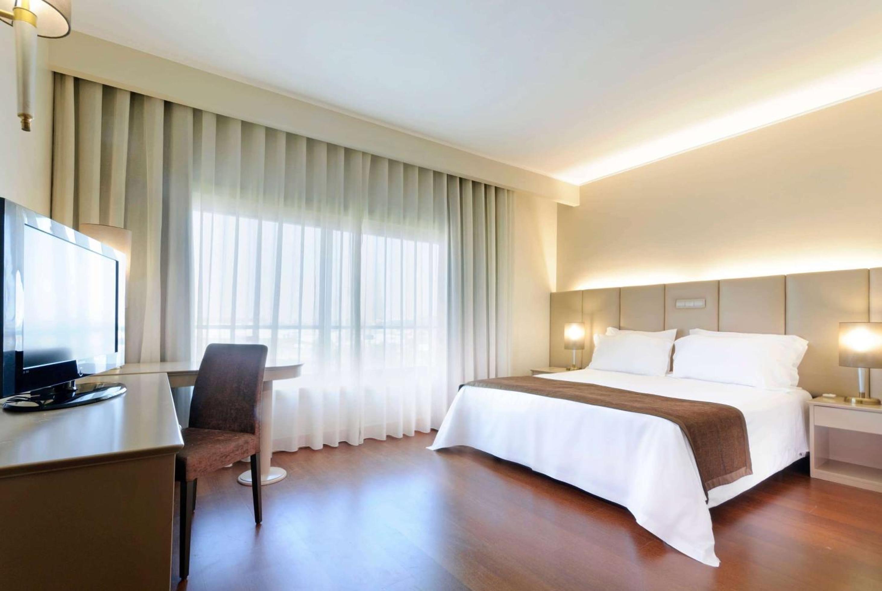 1 Double Bed, Deluxe, Non-Smoking - Photo 3
